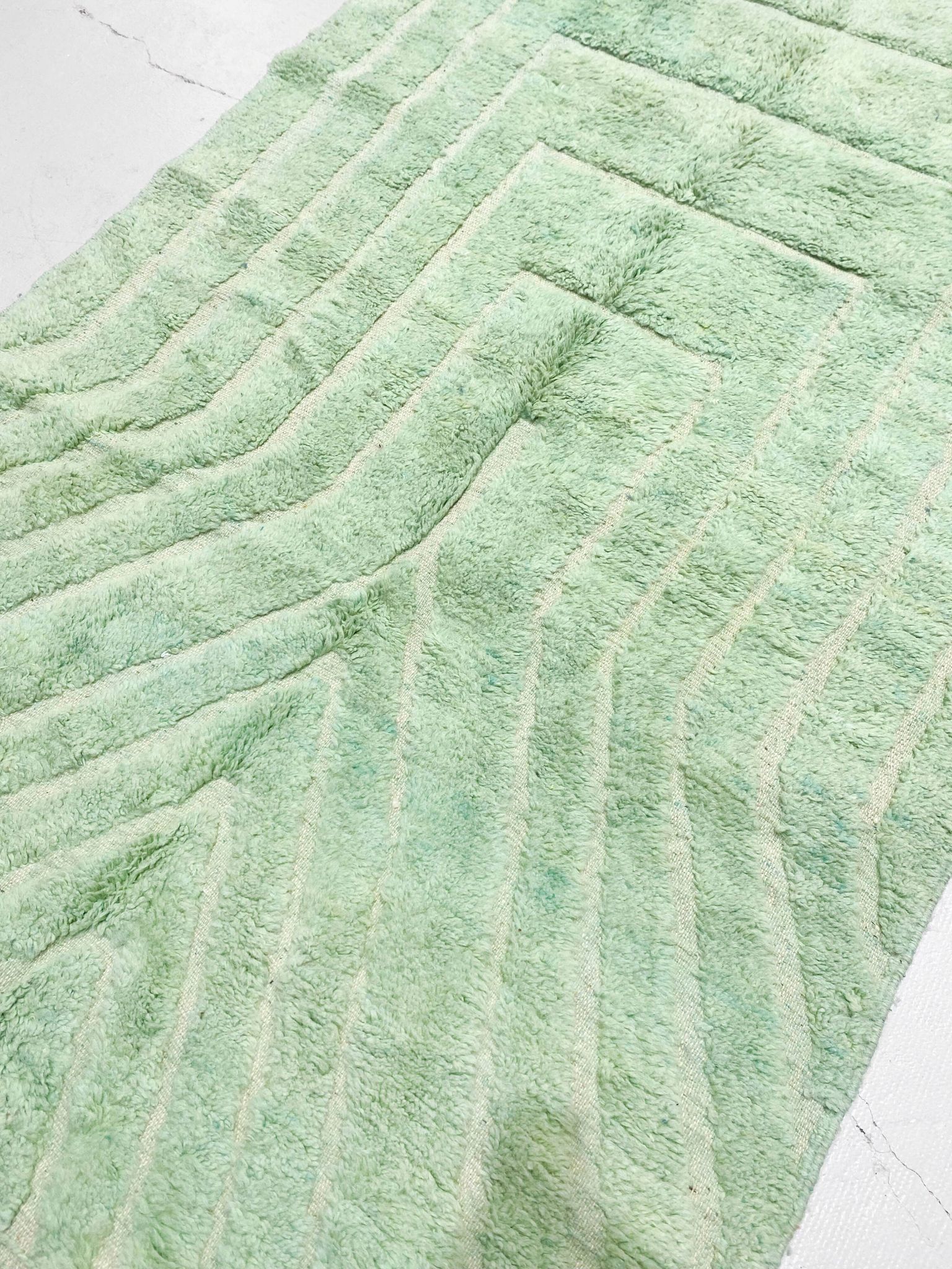 Tapis berbère marocain Beni Ouarain vert d'eau à motifs gravés 2,45x1,57m