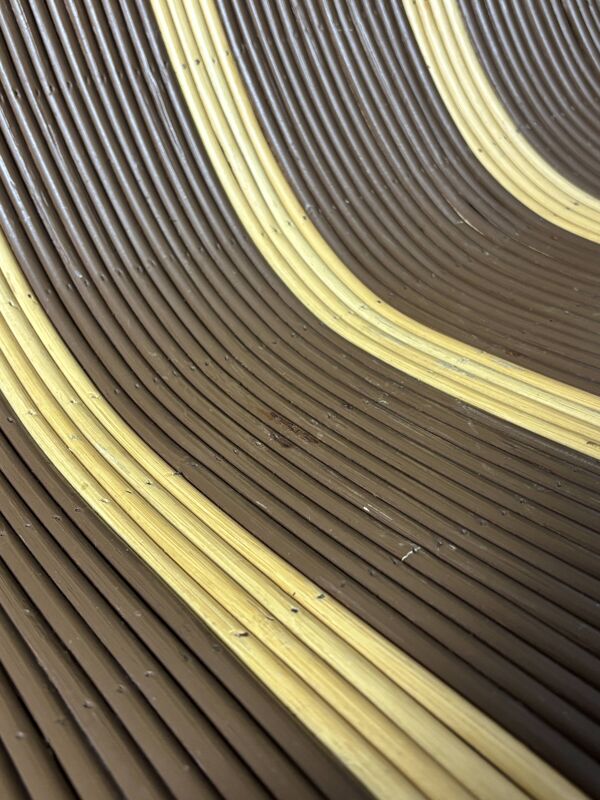 Chaise longue basse en rotin, bambou, avec des courbes et des vagues, des années 1970.