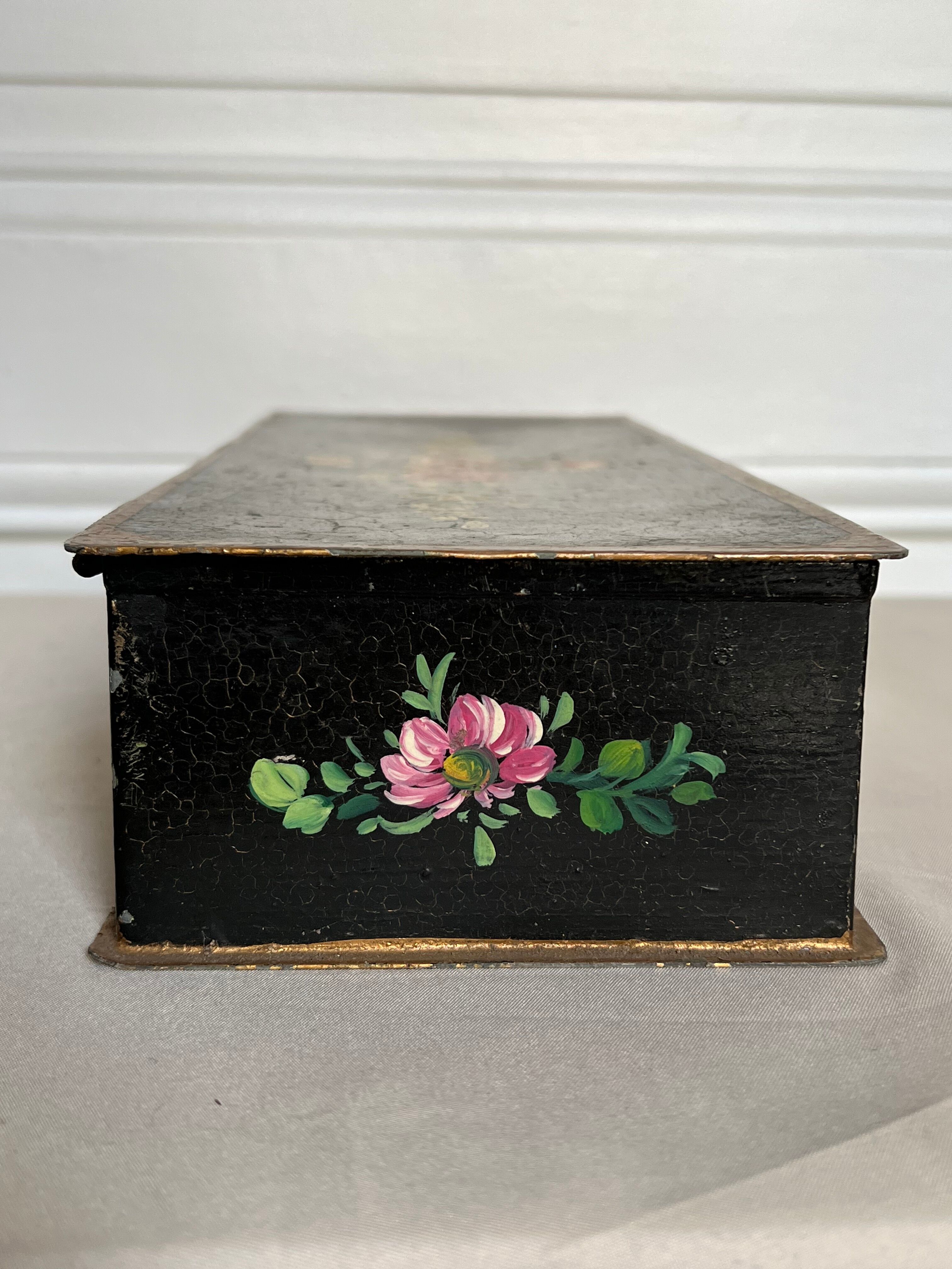 Boite à bijoux noir avec fleurs intérieur tissu gris