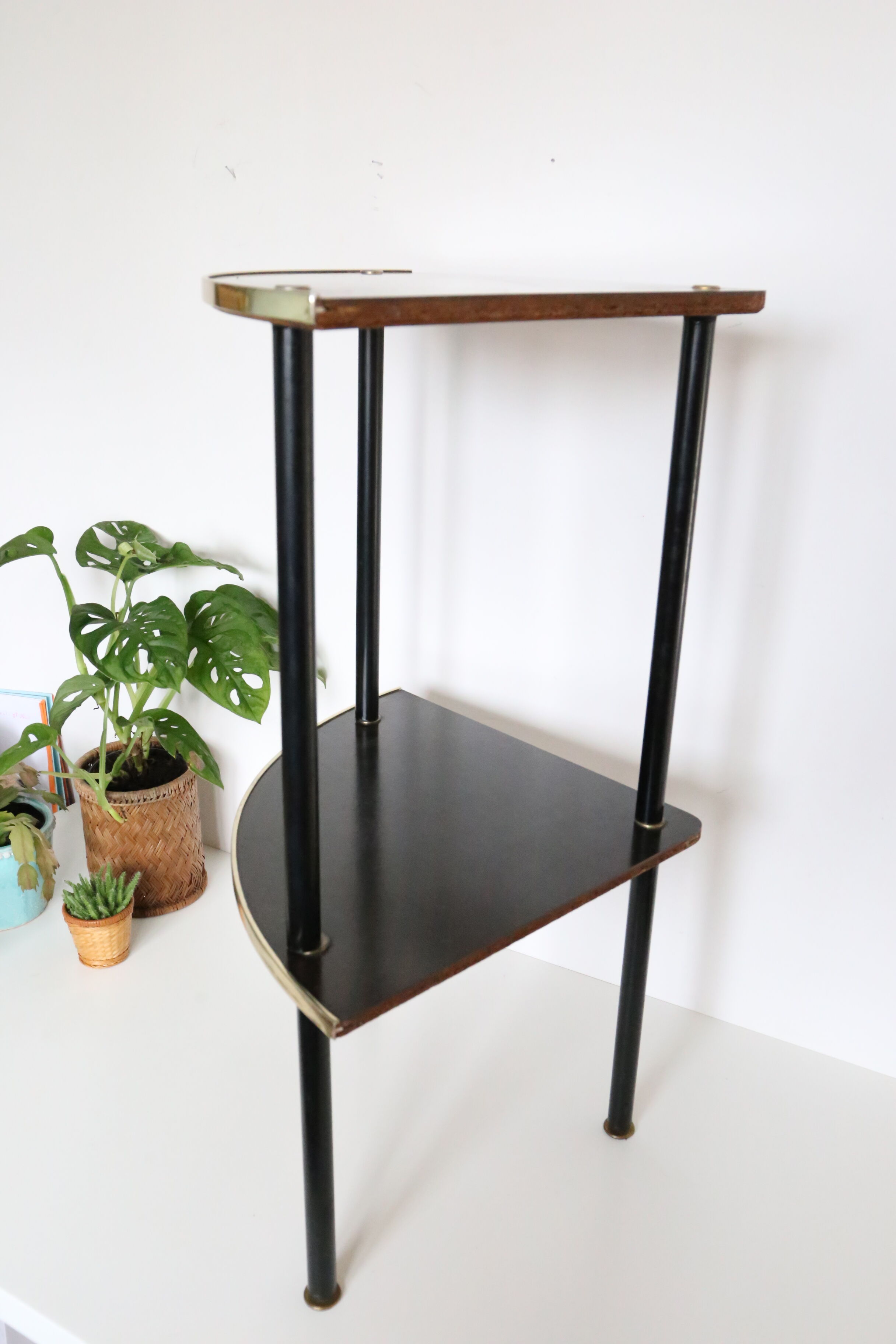 Angle shelf in formica