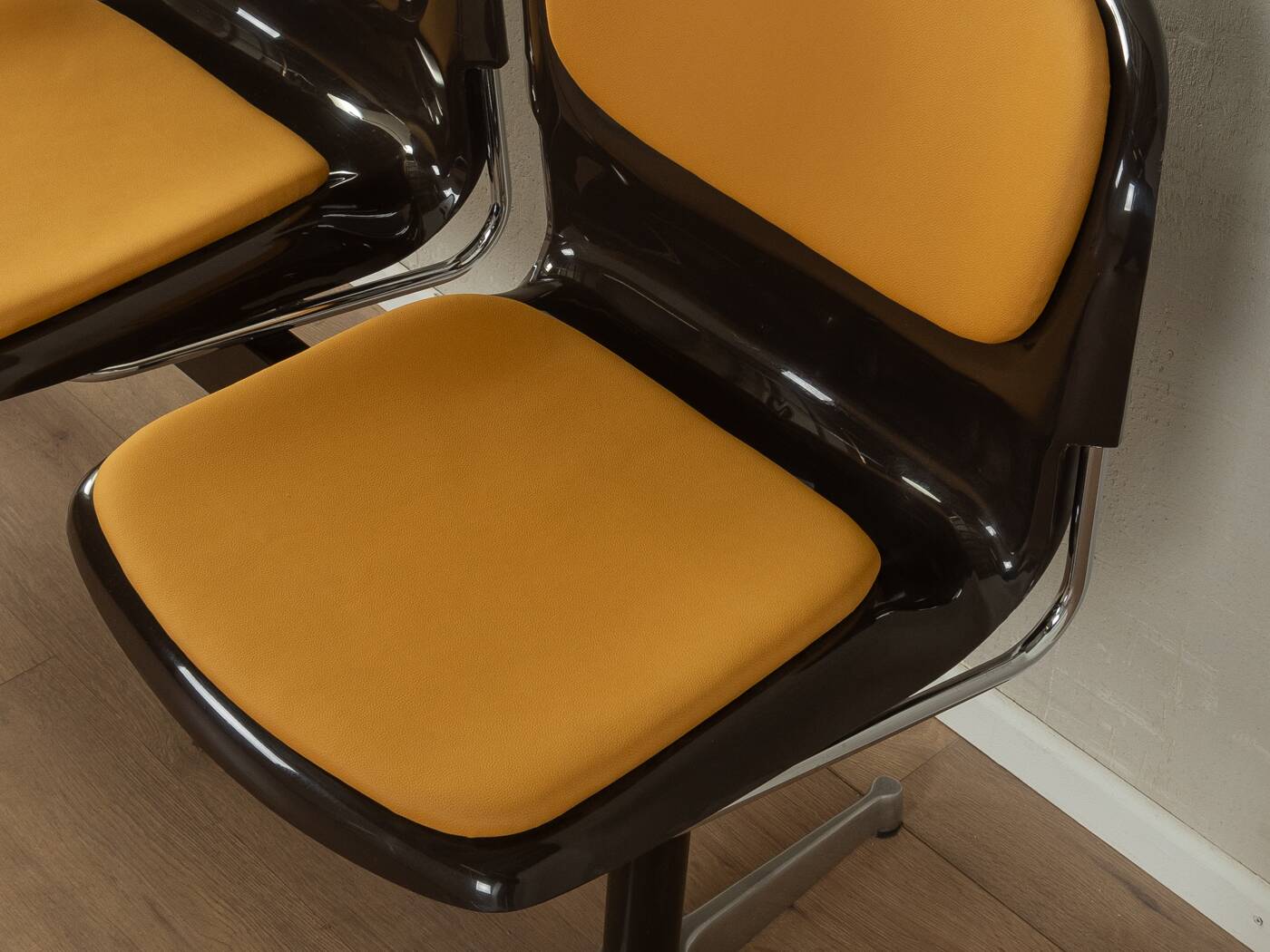 Space Age waiting bench by Drabert