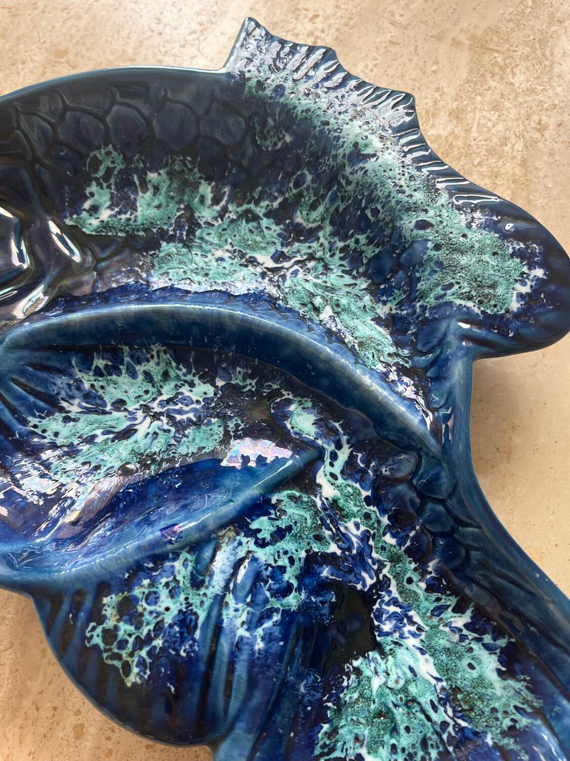 Plat en céramique en forme de poisson bleu