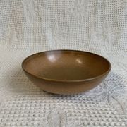 Saladier en grès vernissé Longchamp, datant des années 1970., dans les tons bruns