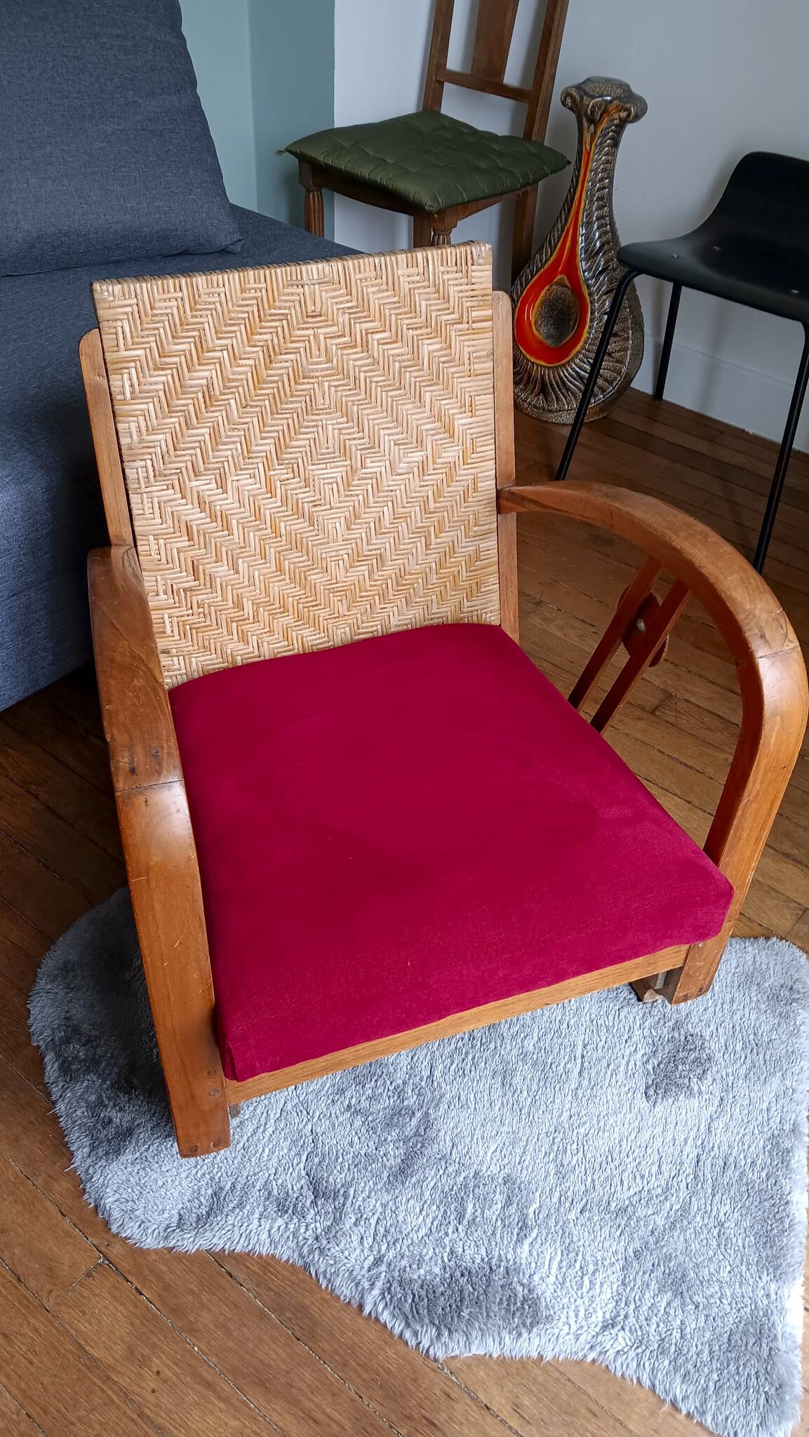 Ancien fauteuil bas colonial style Art Déco en bois.