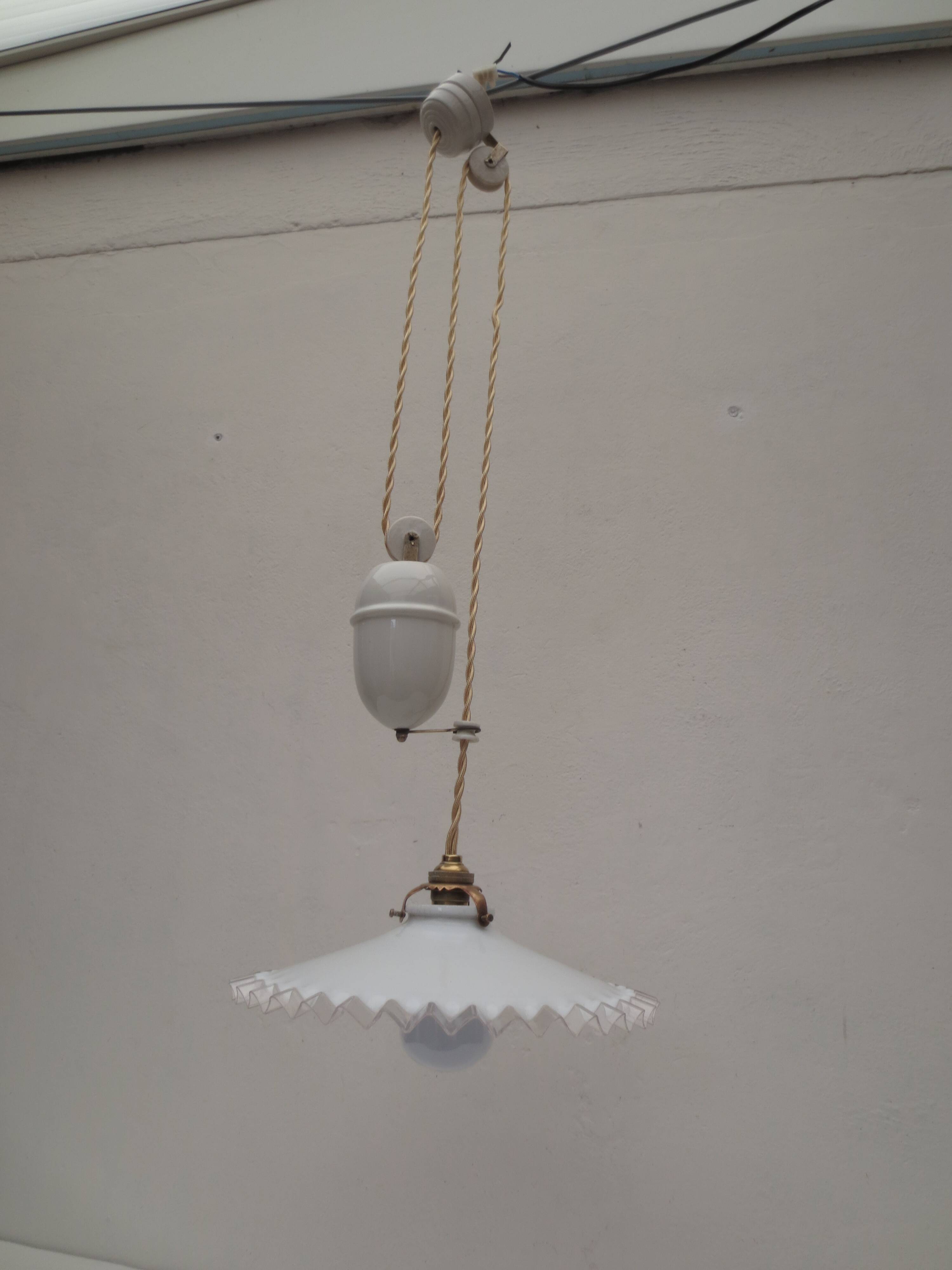Old suspension, said rises and falls with serrated white opaline