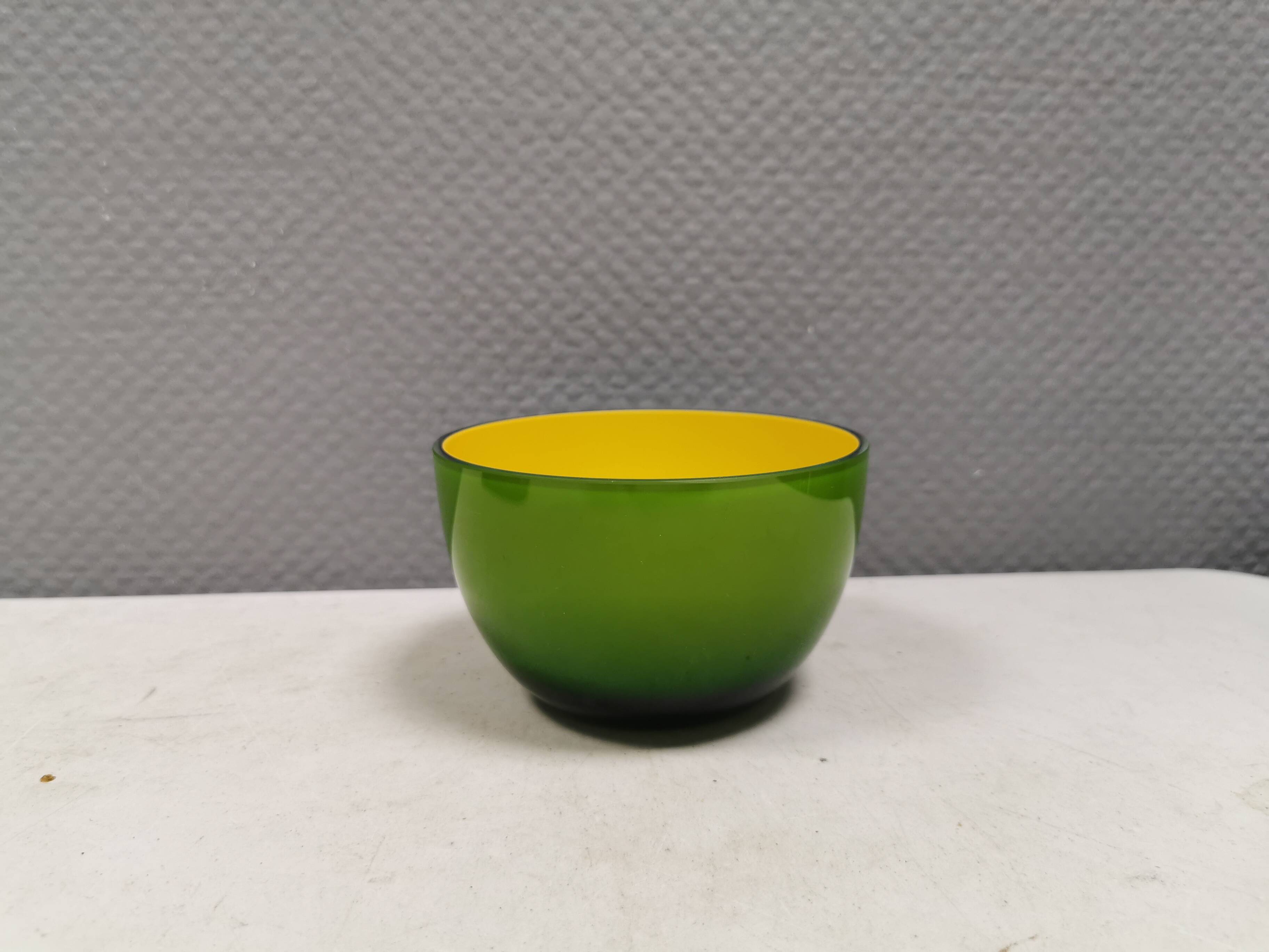 Bol en verre à deux couches des années 1960.