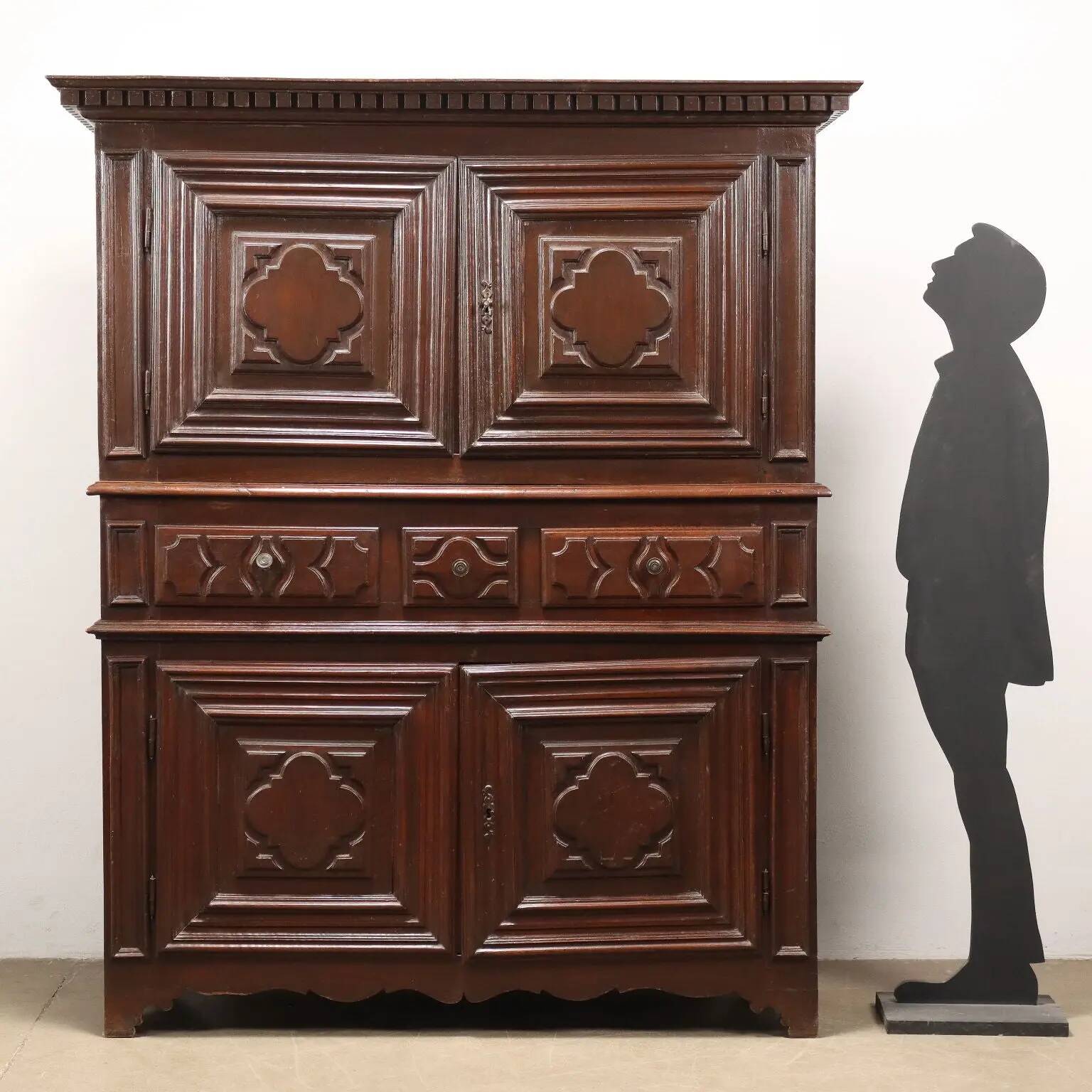 Antique baroque wardrobe in walnut, Italy, 18th century.