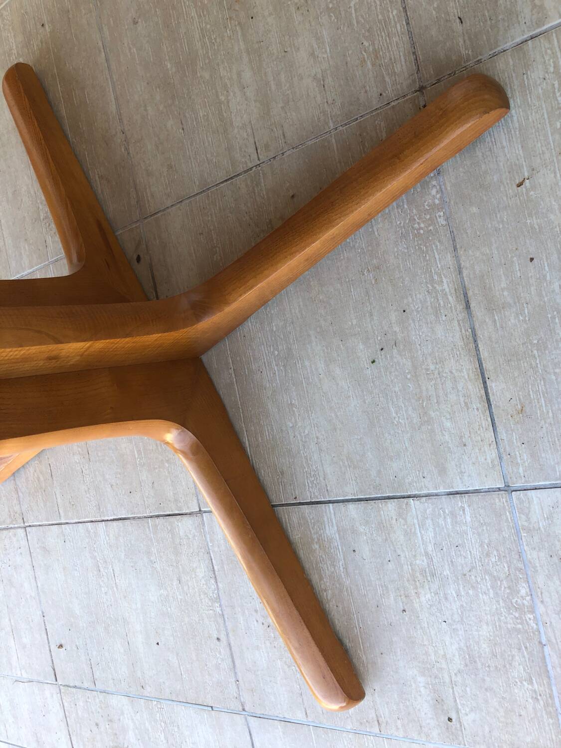 Baumann extendable round table