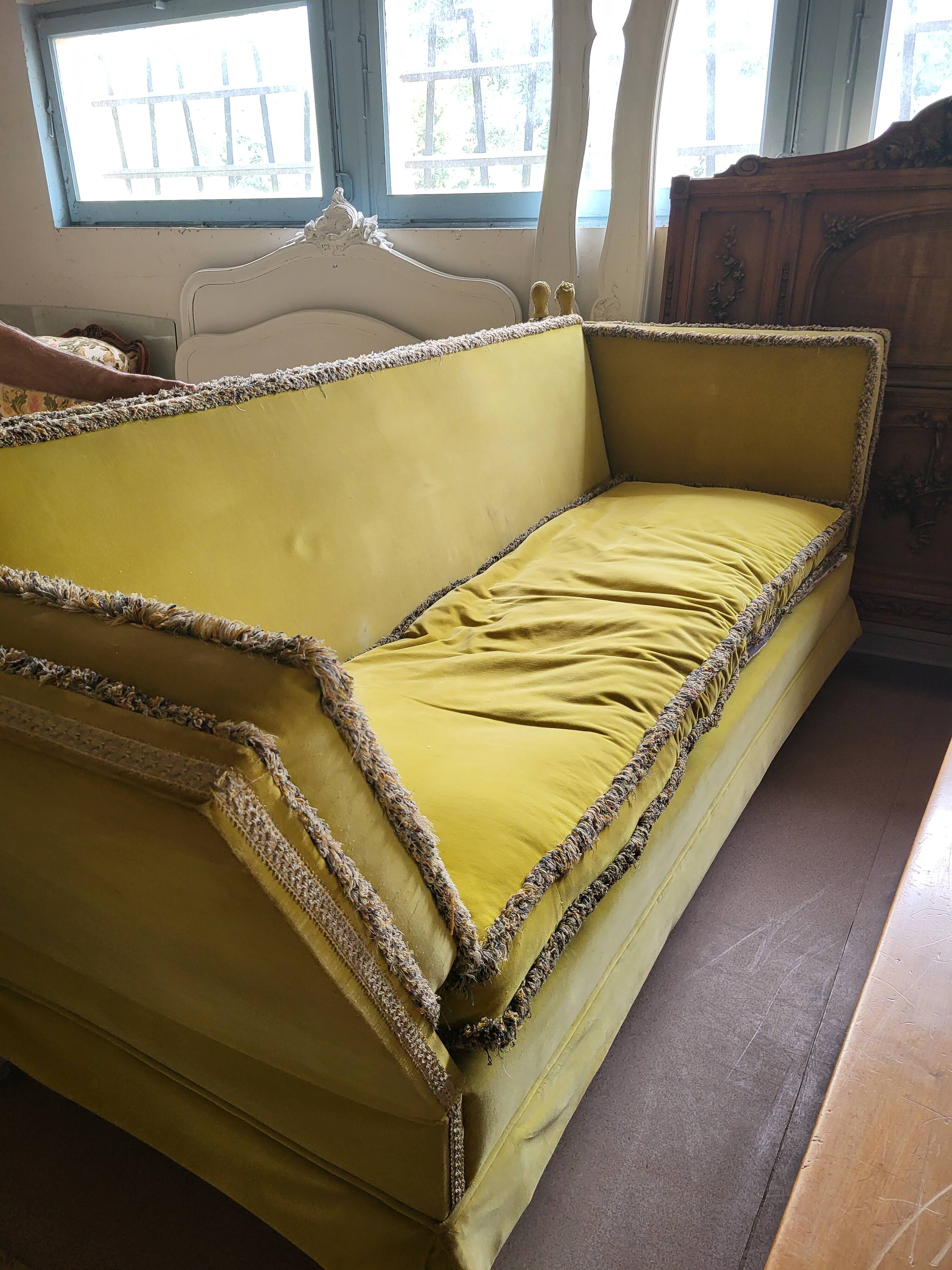 Napoleon III velvet canapé in green – 19th century