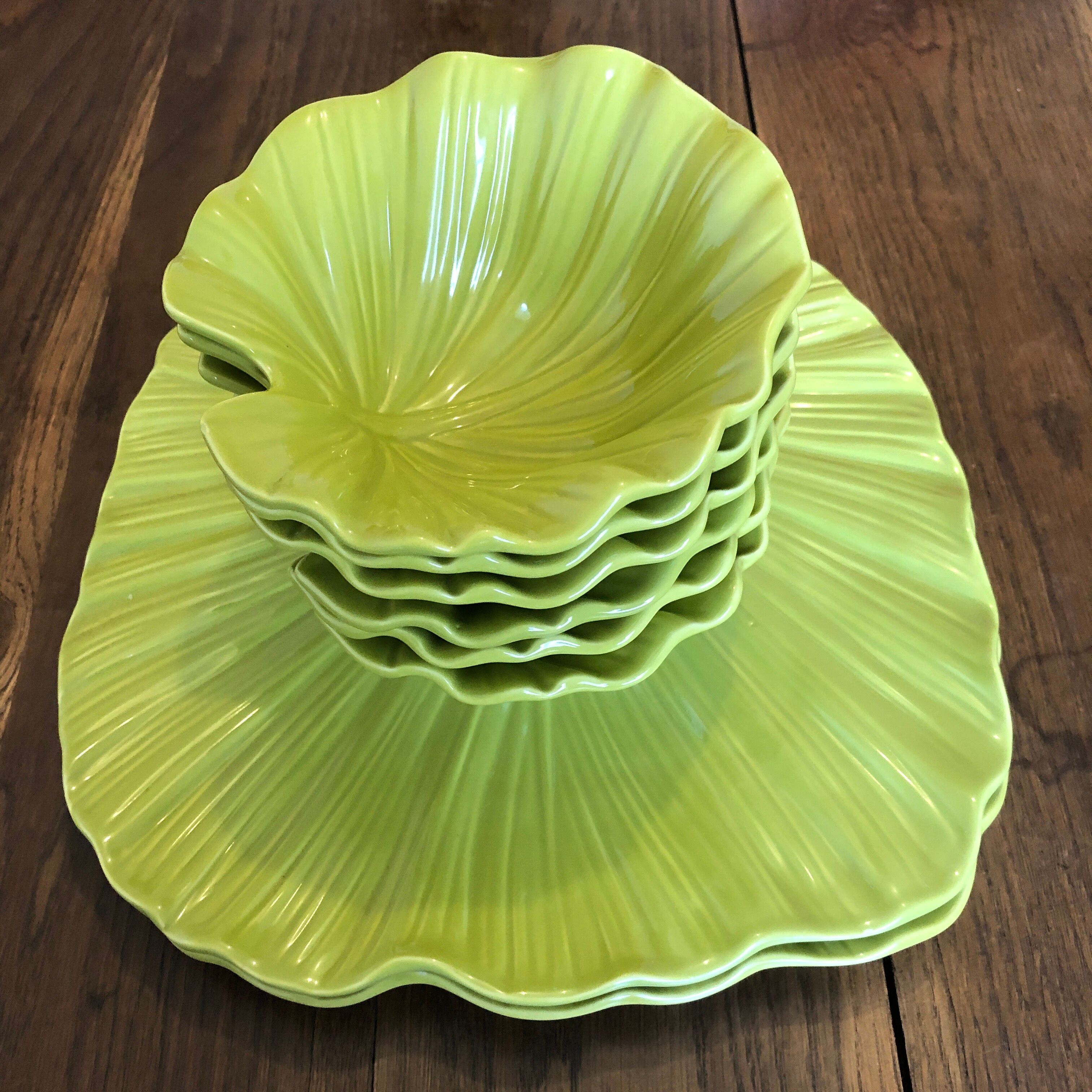 2 dishes and its 6 anise green cups