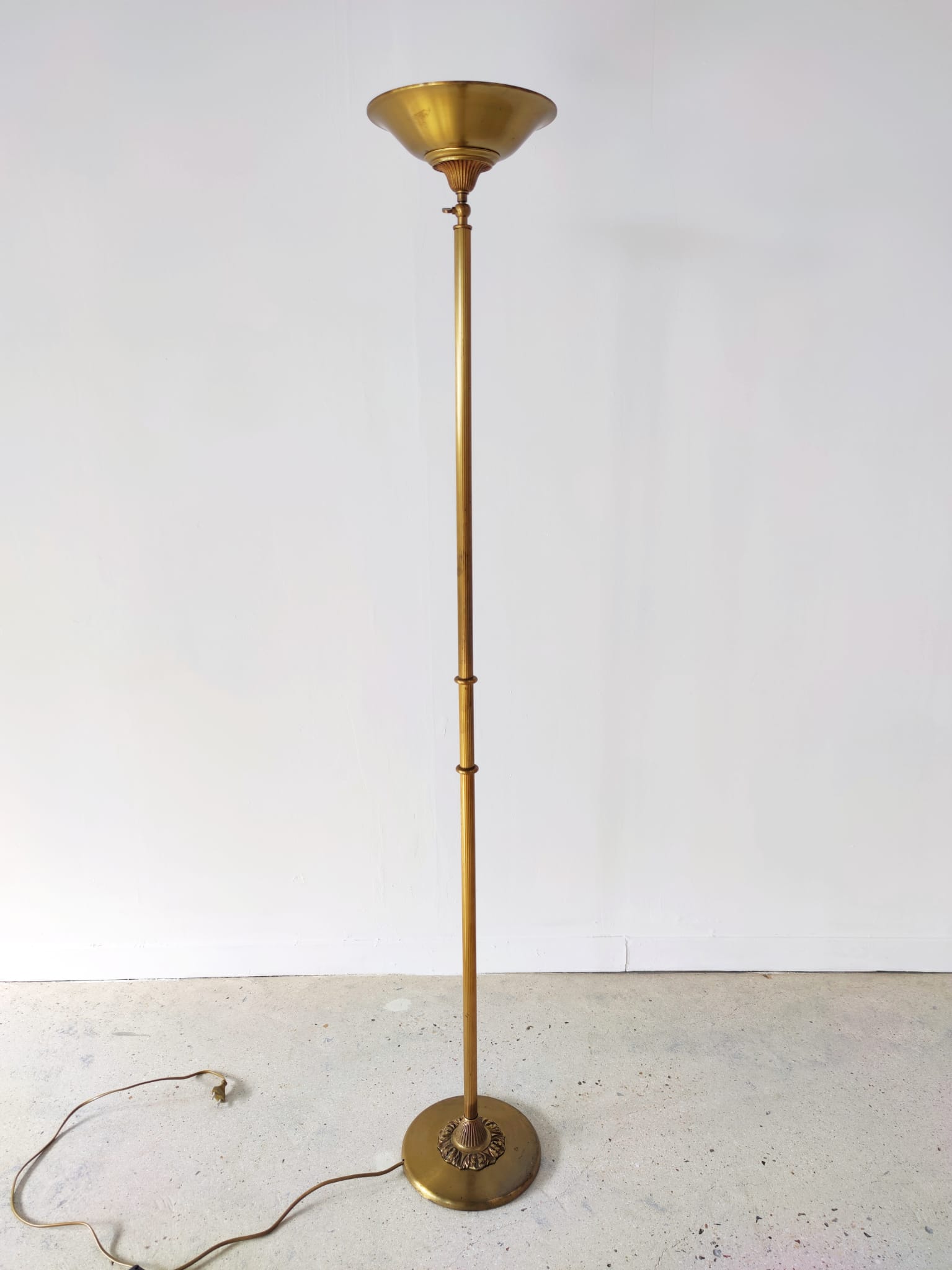 Halogen floor lamp in golden brass