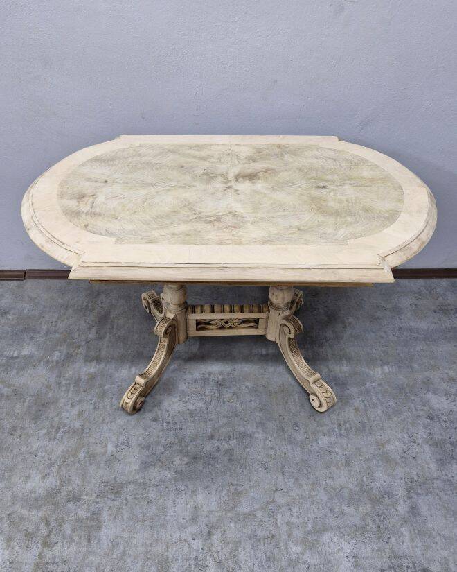 Very beautiful eclectic table.