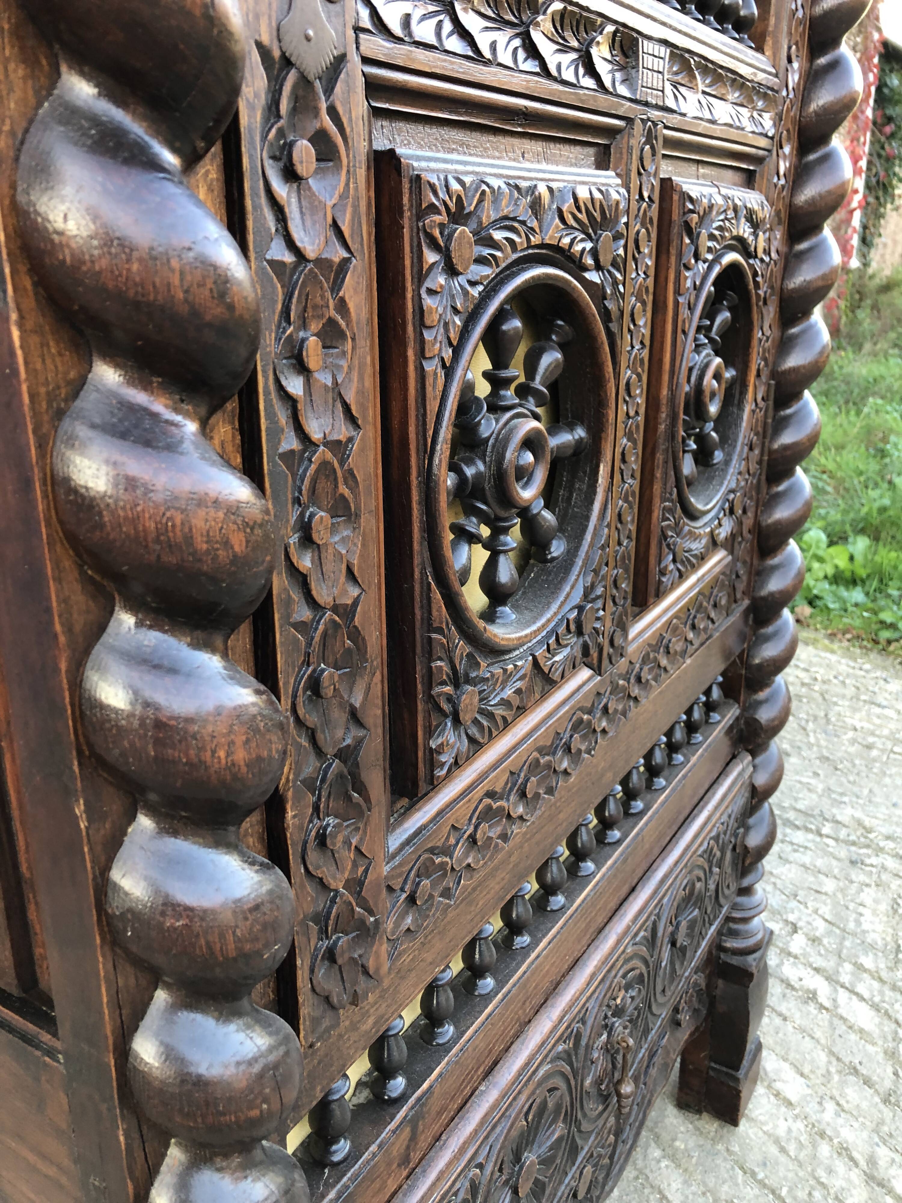 Breton bonnet cupboard in solid oak with 1 door and 1 drawer.