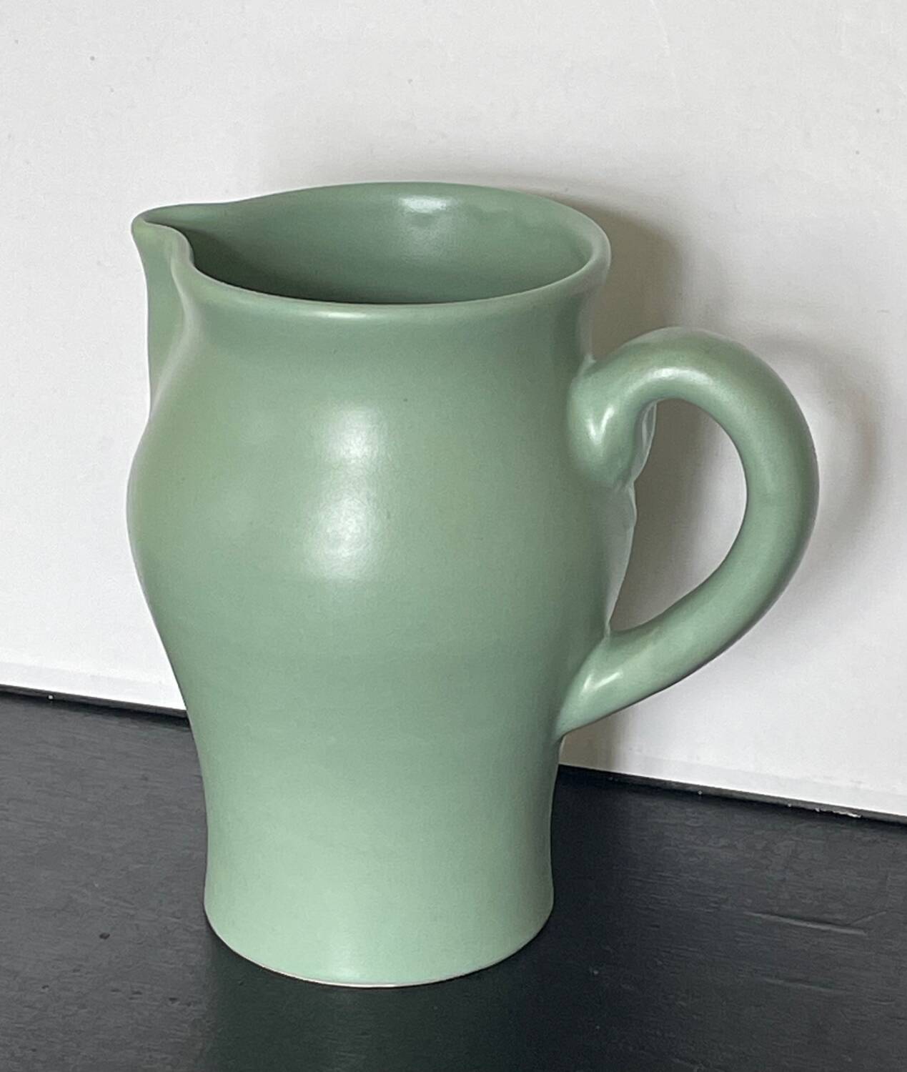 Pichet vert en céramique André Baud Vallauris
