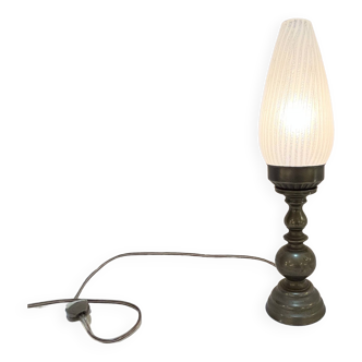 Ancienne lampe à poser bronze ou laiton début XXe avec globe verre flamme strié blanc opaline