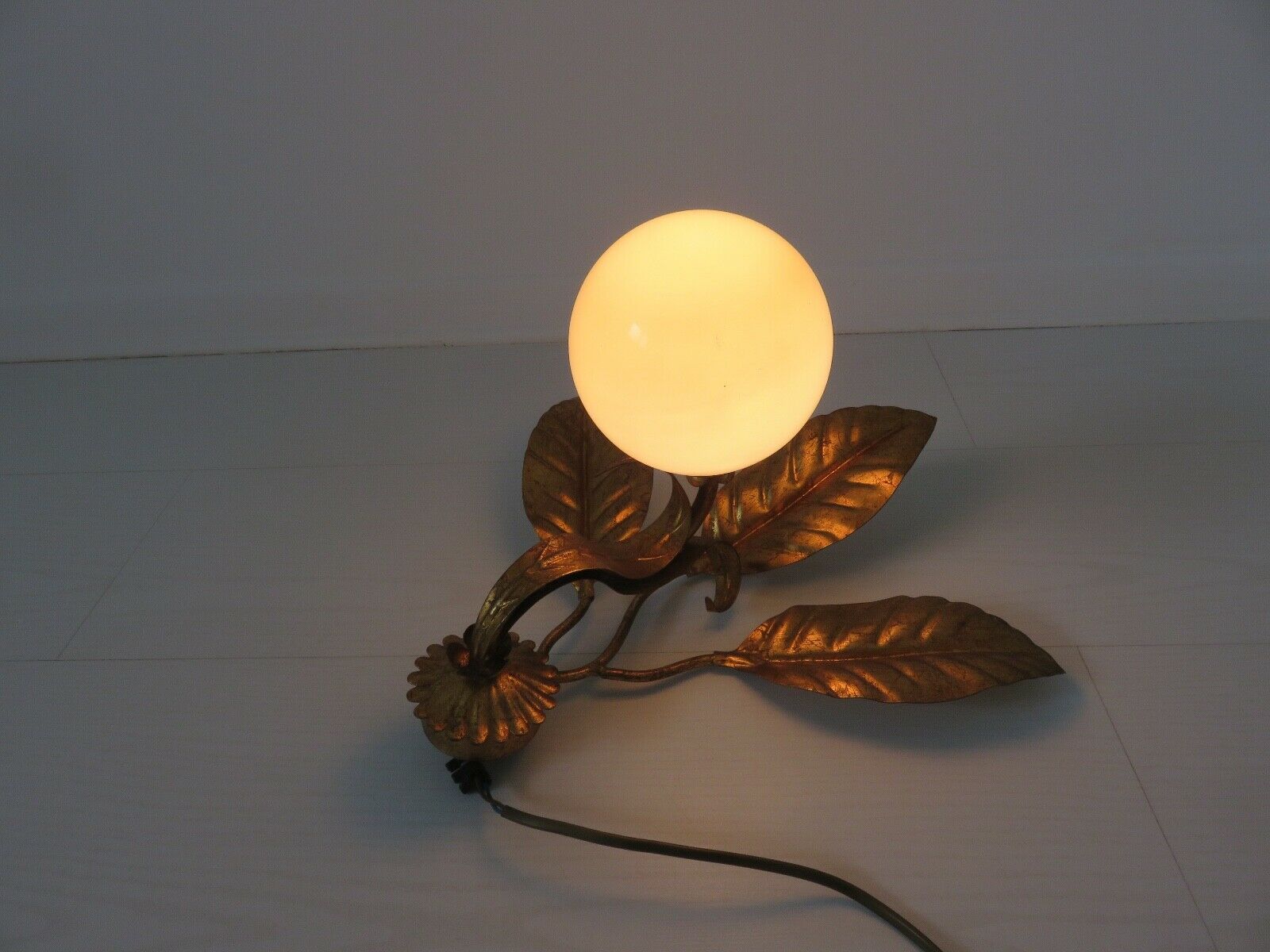 Wall lamp " flower " in golden metal and opaline ball 70s