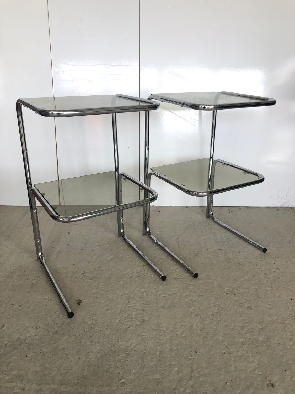 2 tables d’appoint / de chevet en métal chromé plateau en verre fumé Vintage