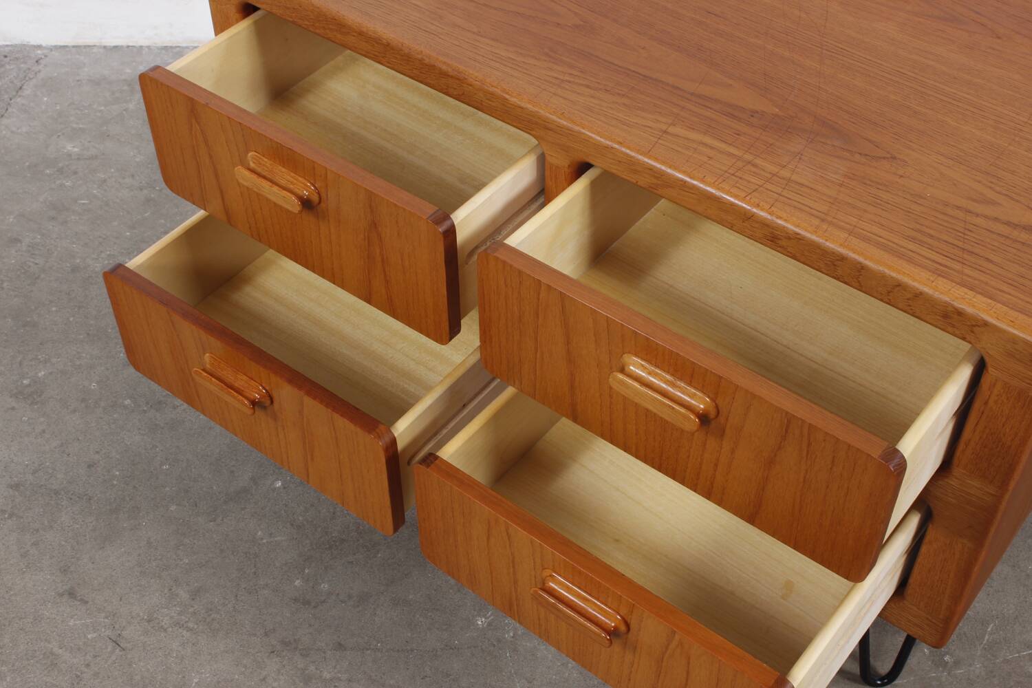 Buffet vintage en teck Dyrlund épingle à cheveux danois milieu du siècle 60