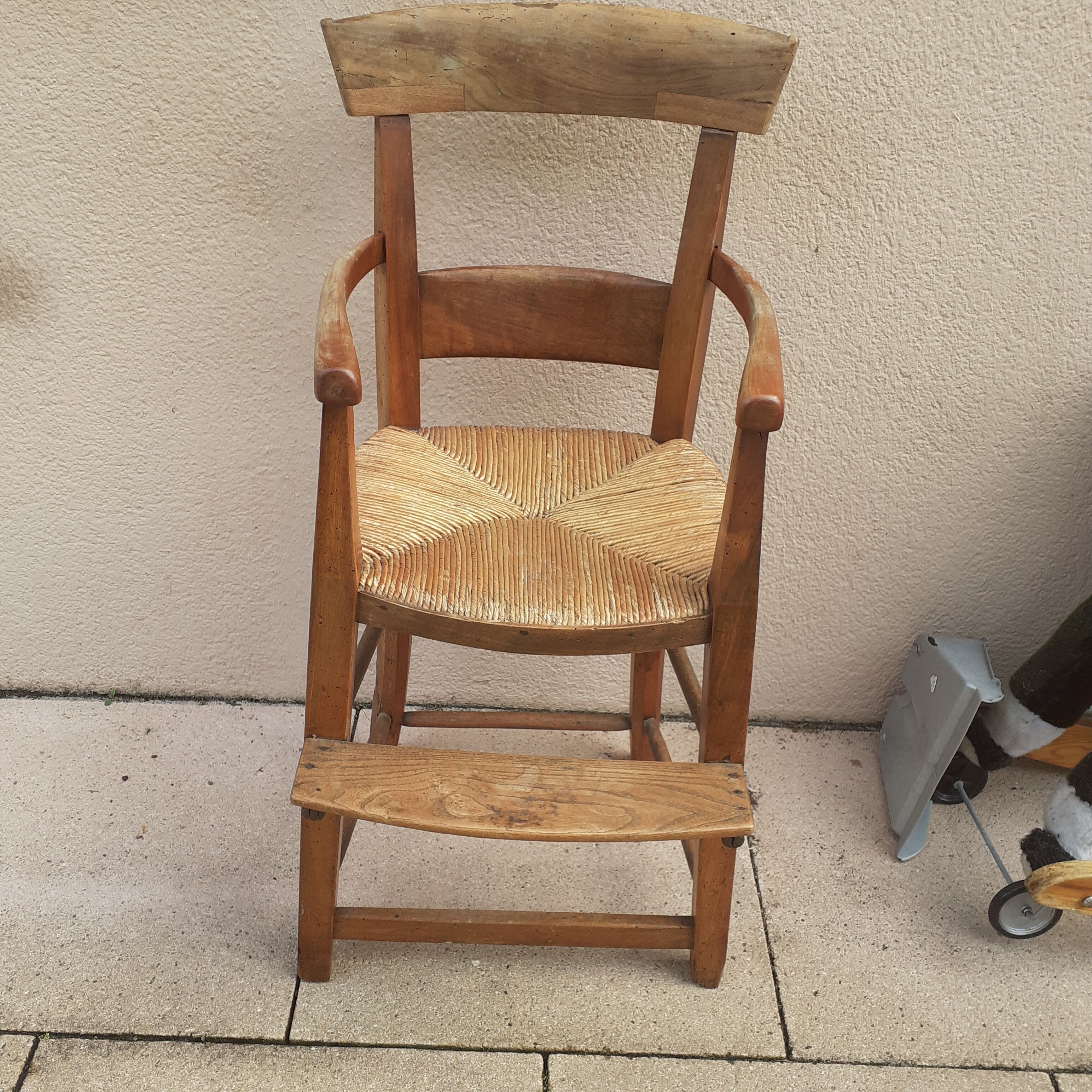 Fauteuil haut ancien d' enfant. En merisier et paillèe.