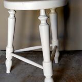 Tabouret tripode en bois tourné massif peint