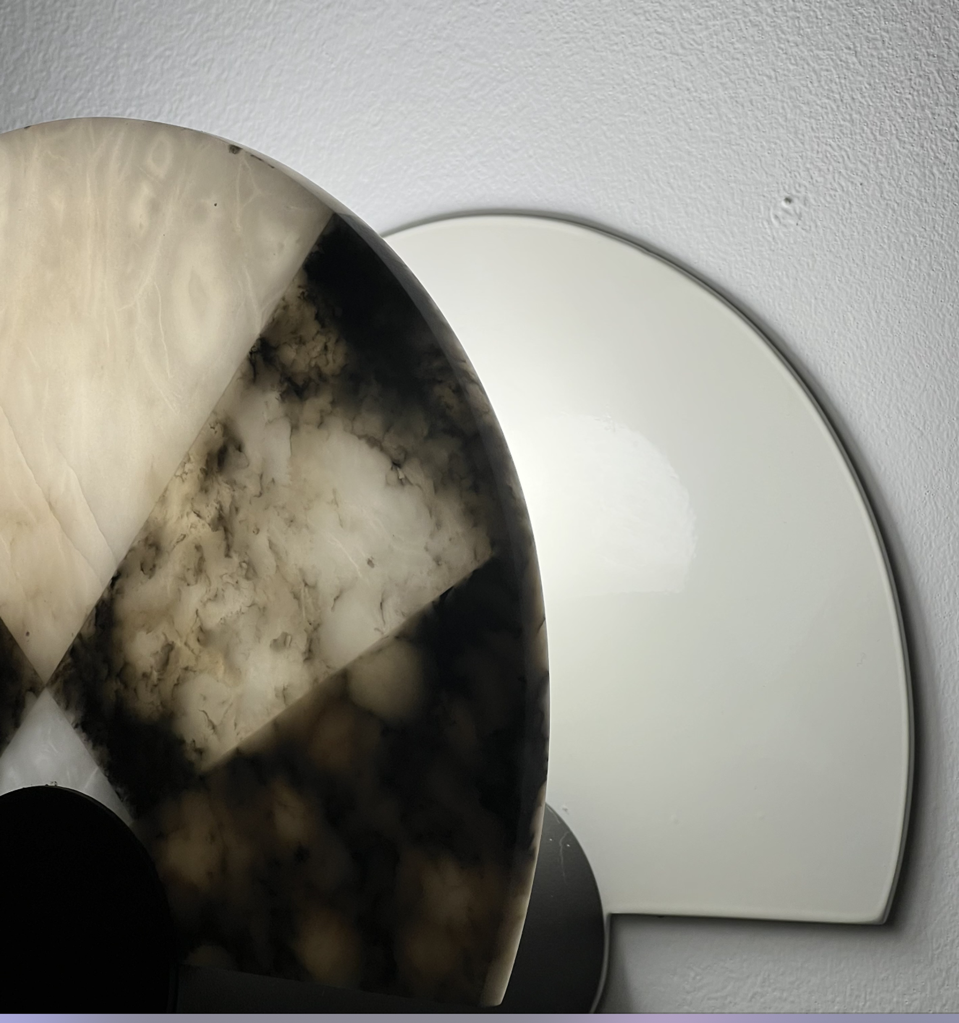 Rainbow wall lamp in alabaster and marble in the taste of Angelo Mangiarotti.