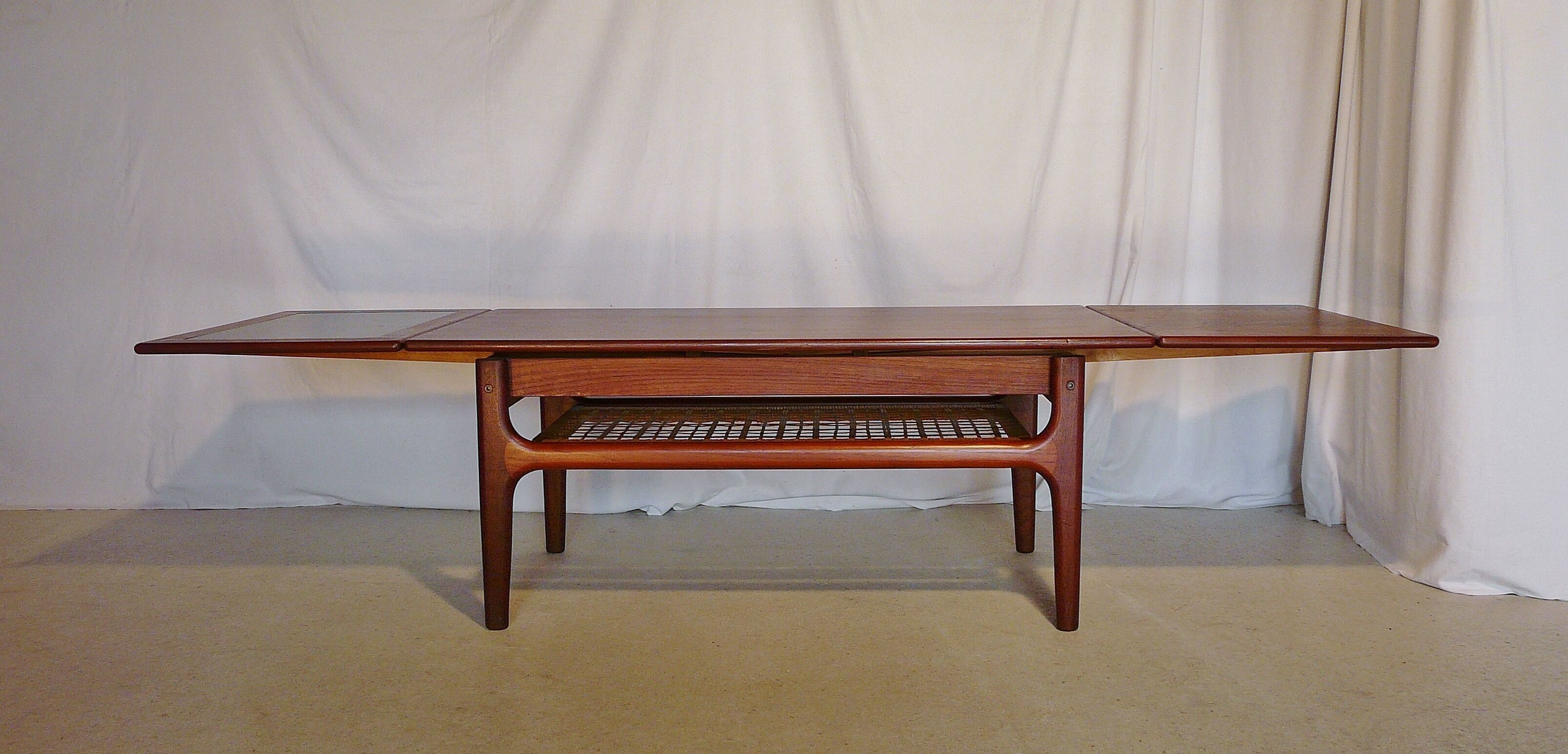 Expandable Scandinavian teak coffee table