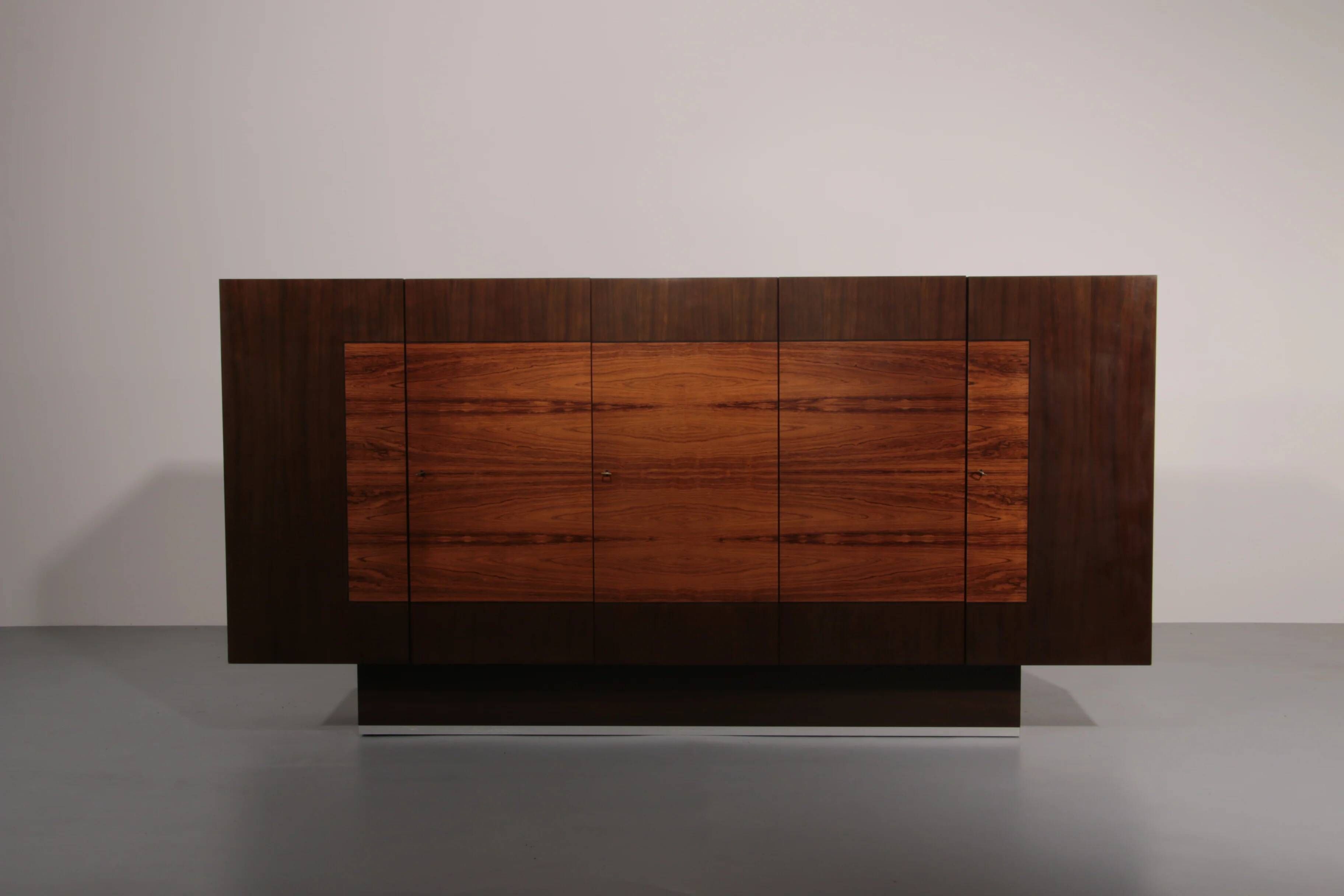 Beautiful large wall unit with plenty of storage space and a bar cabinet, 1970.