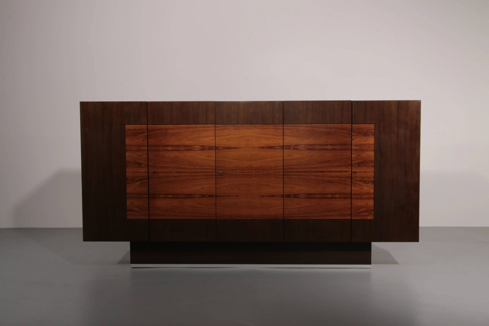 Magnifique grande unité murale avec beaucoup d'espace de rangement et un cabinet de bar, 1970.