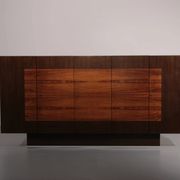 Magnifique grande unité murale avec beaucoup d'espace de rangement et un cabinet de bar, 1970.