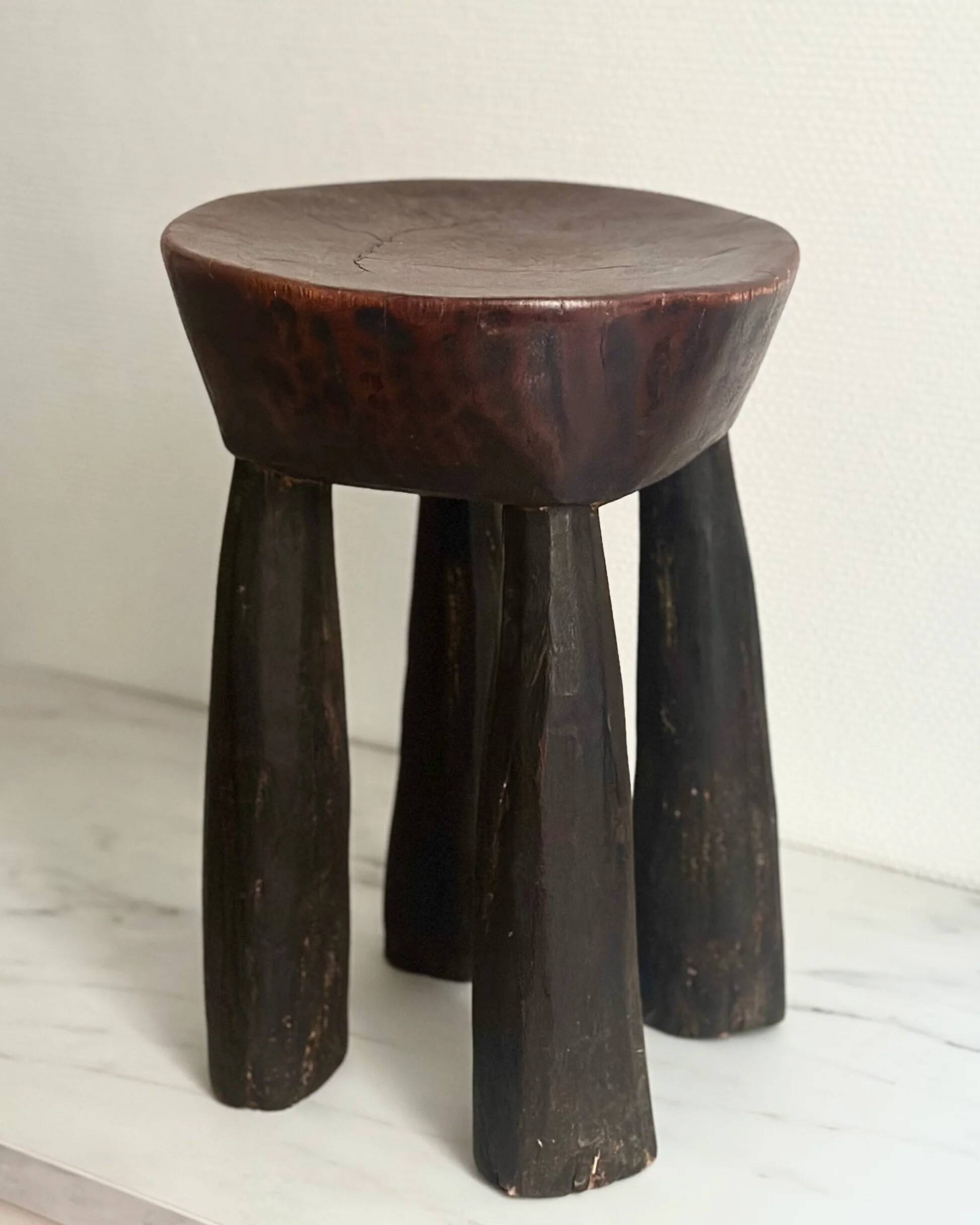 Tabouret tripode en bois sculpté, art sénoufo