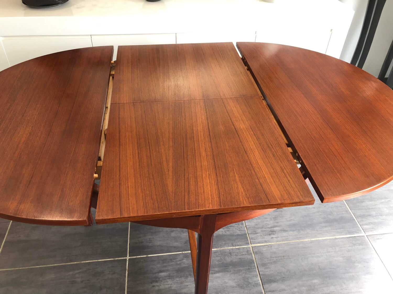Scandinavian extendable round table 1970s