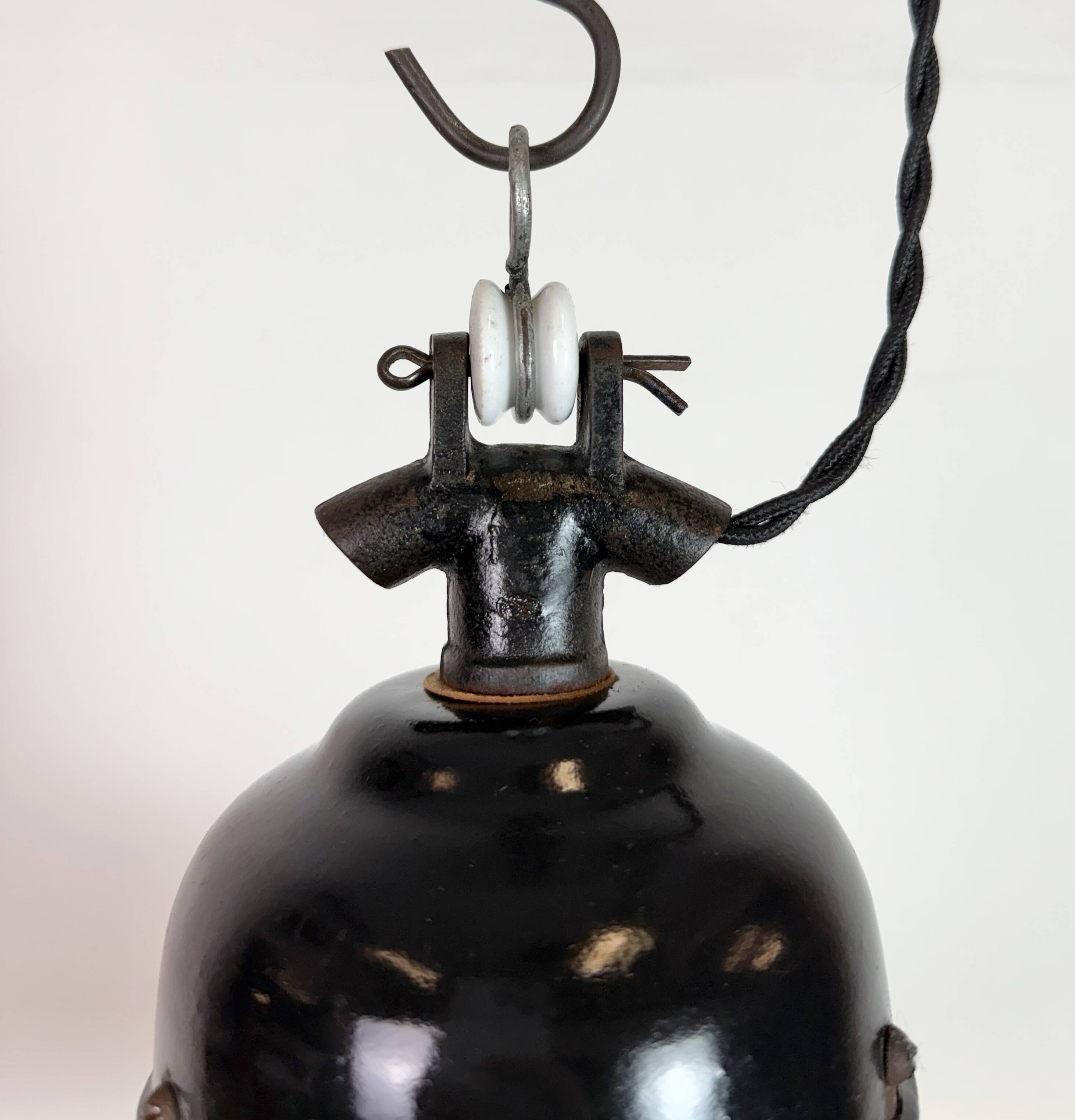 Lampe suspendue Bauhaus en émail noir industriel, années 1930