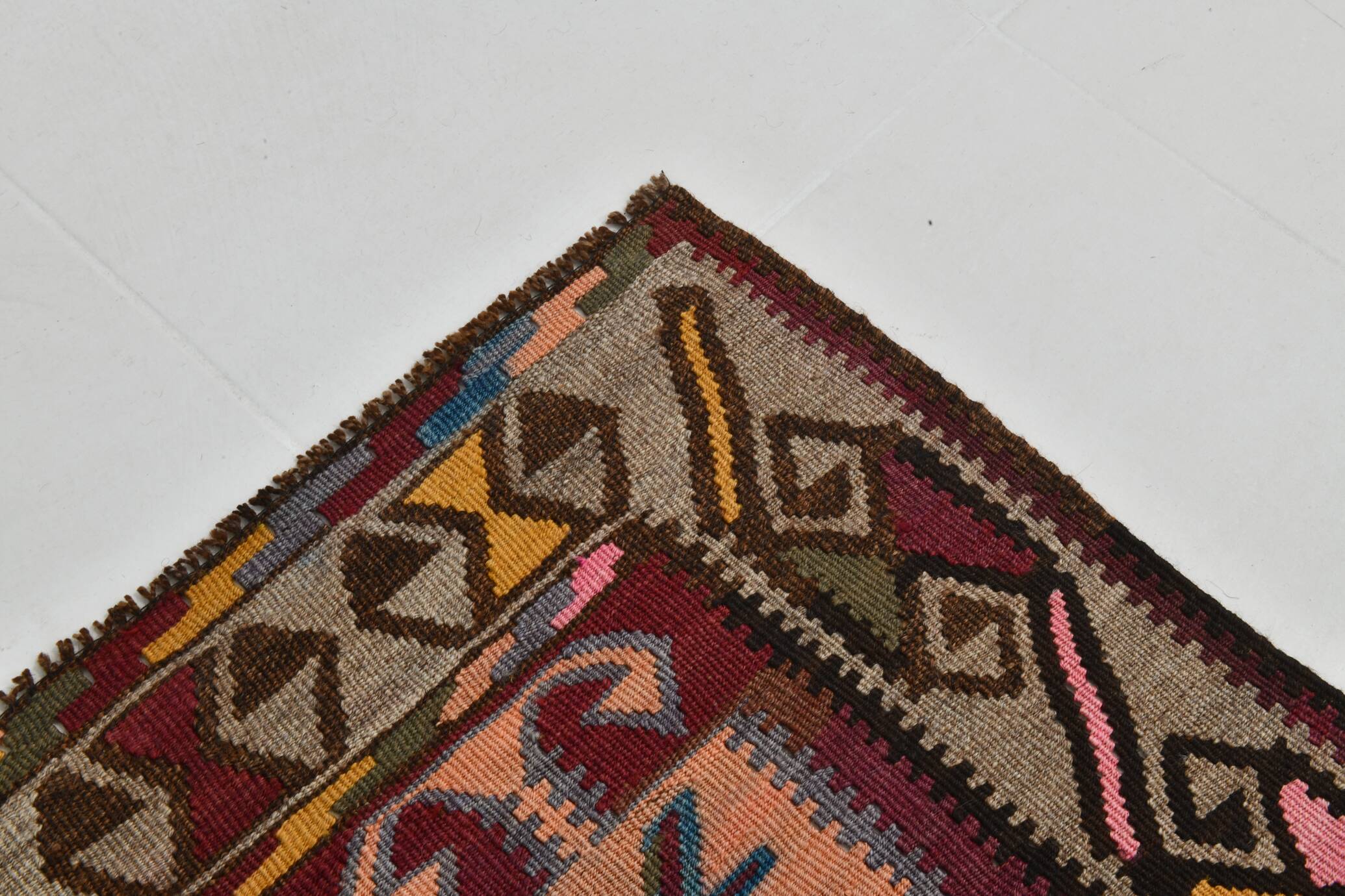 Grand Tapis Kilim Vintage Long & Large, Motifs Tribaux Géométriques