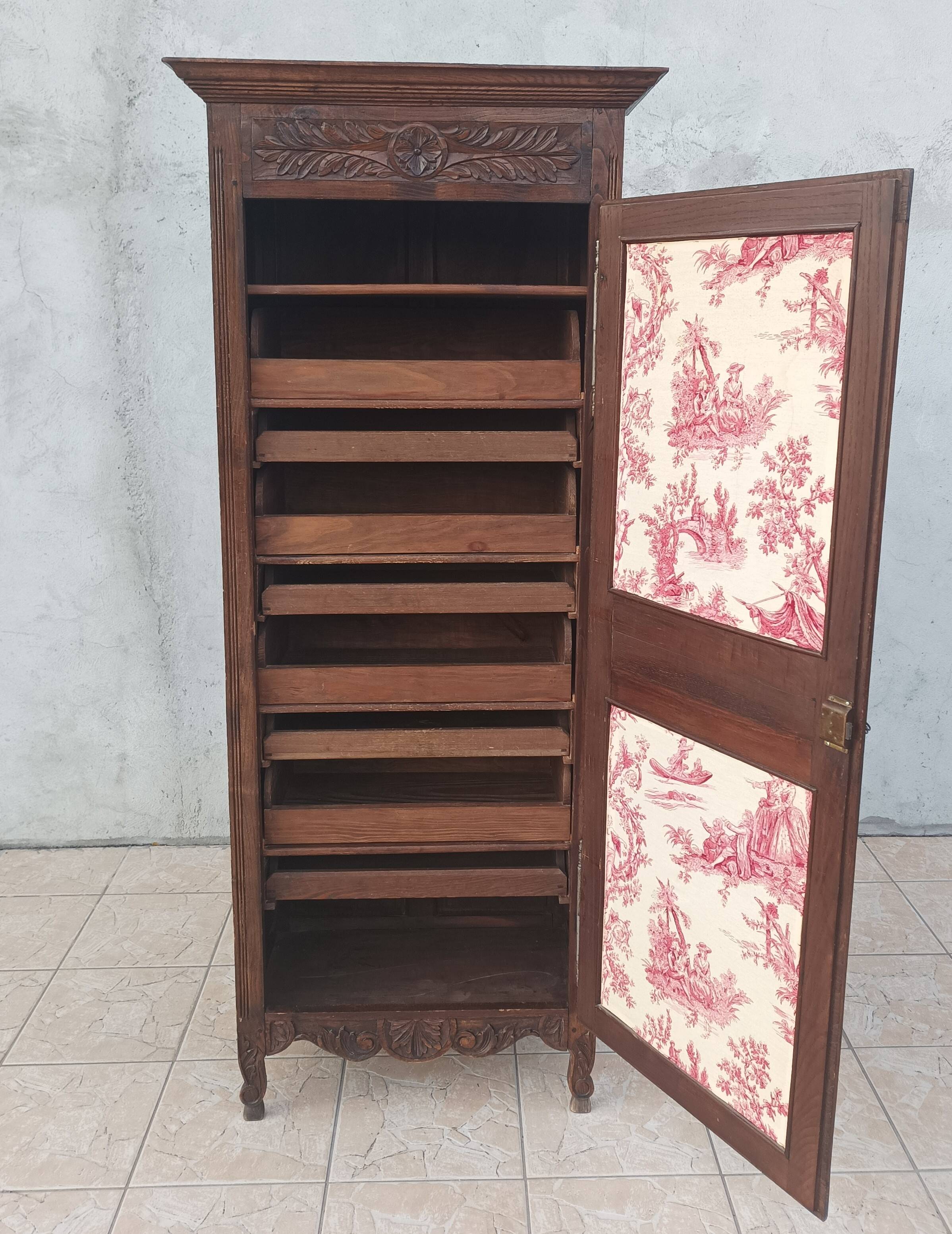 Standing man Louis XIII in oak