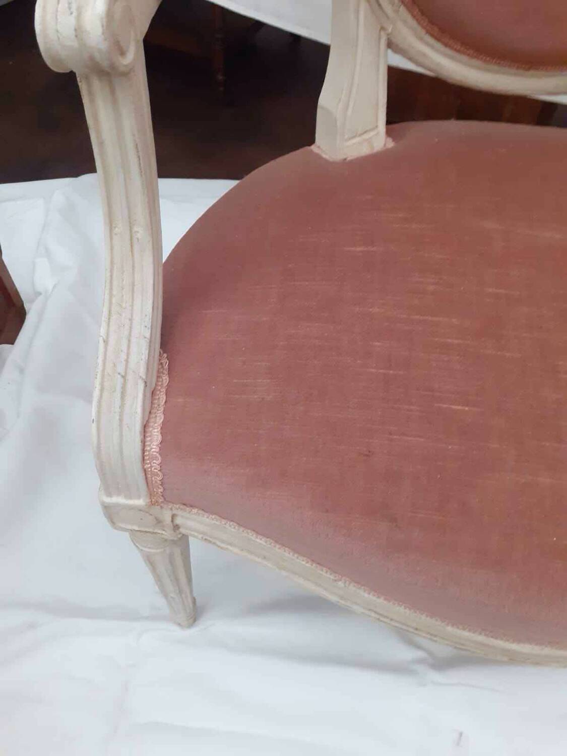 Paire de fauteuil médaillon style Louis XVI blanc patiné