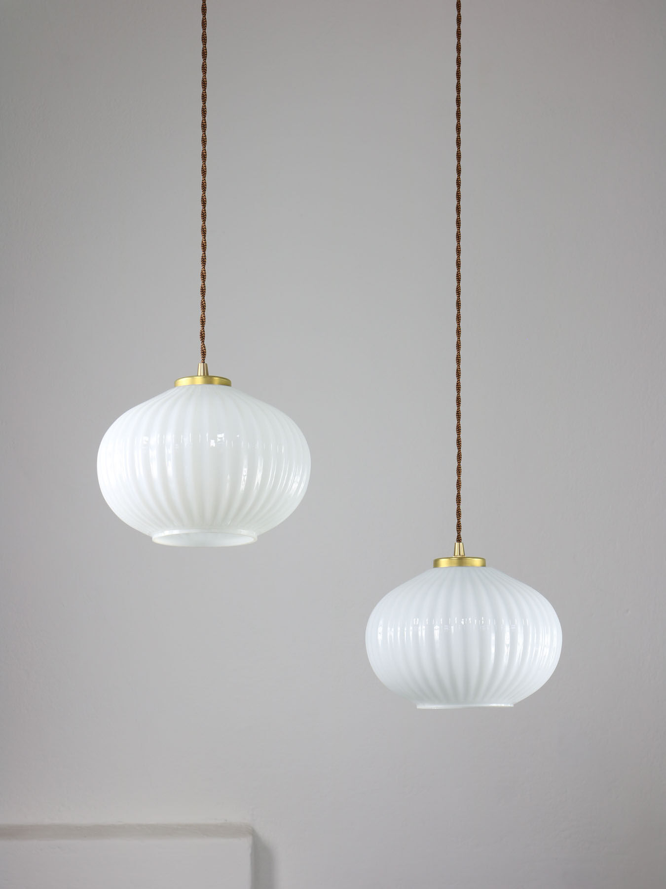 Suspension vintage en verre opalin & laiton