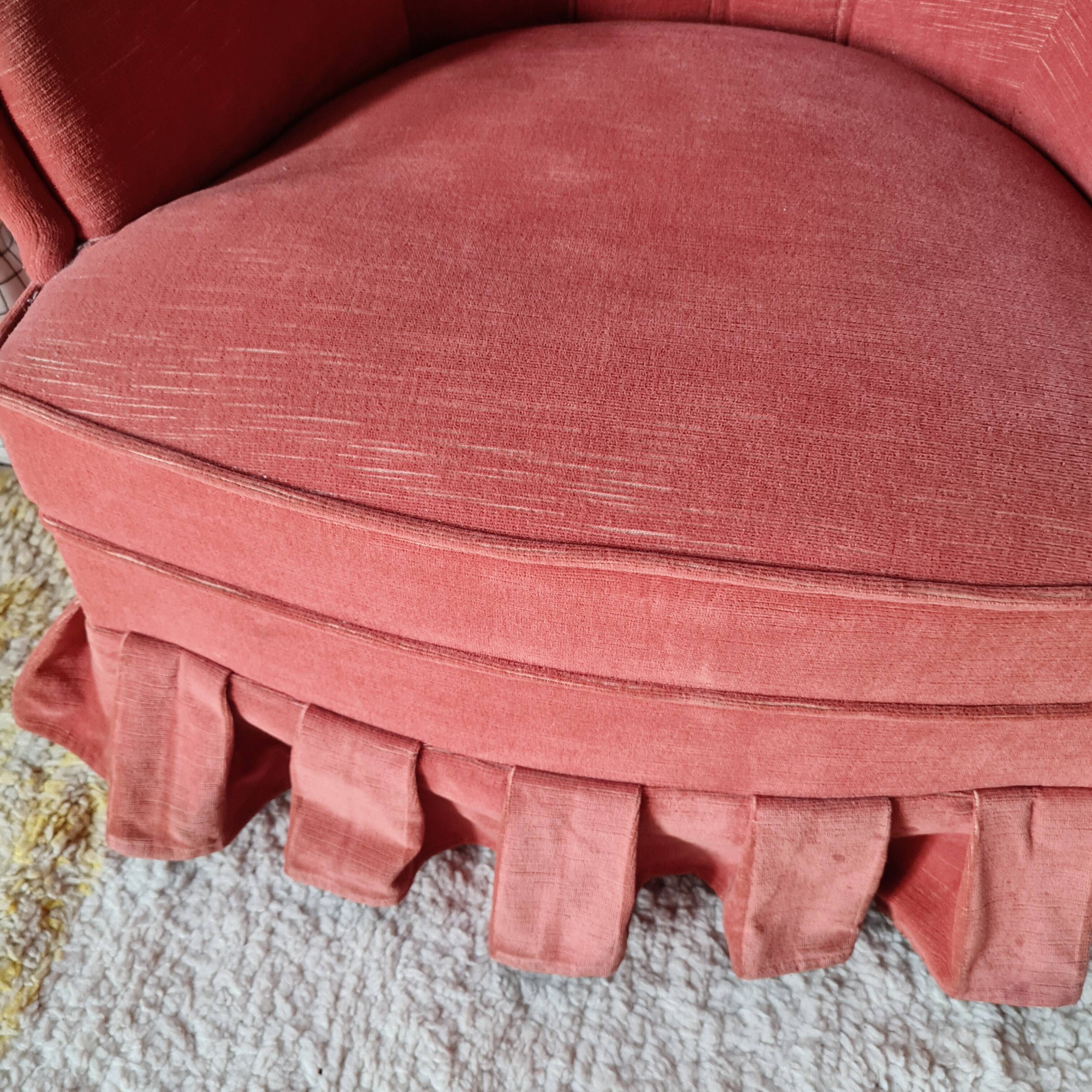 Fauteuil crapaud en velours rouge - jupe