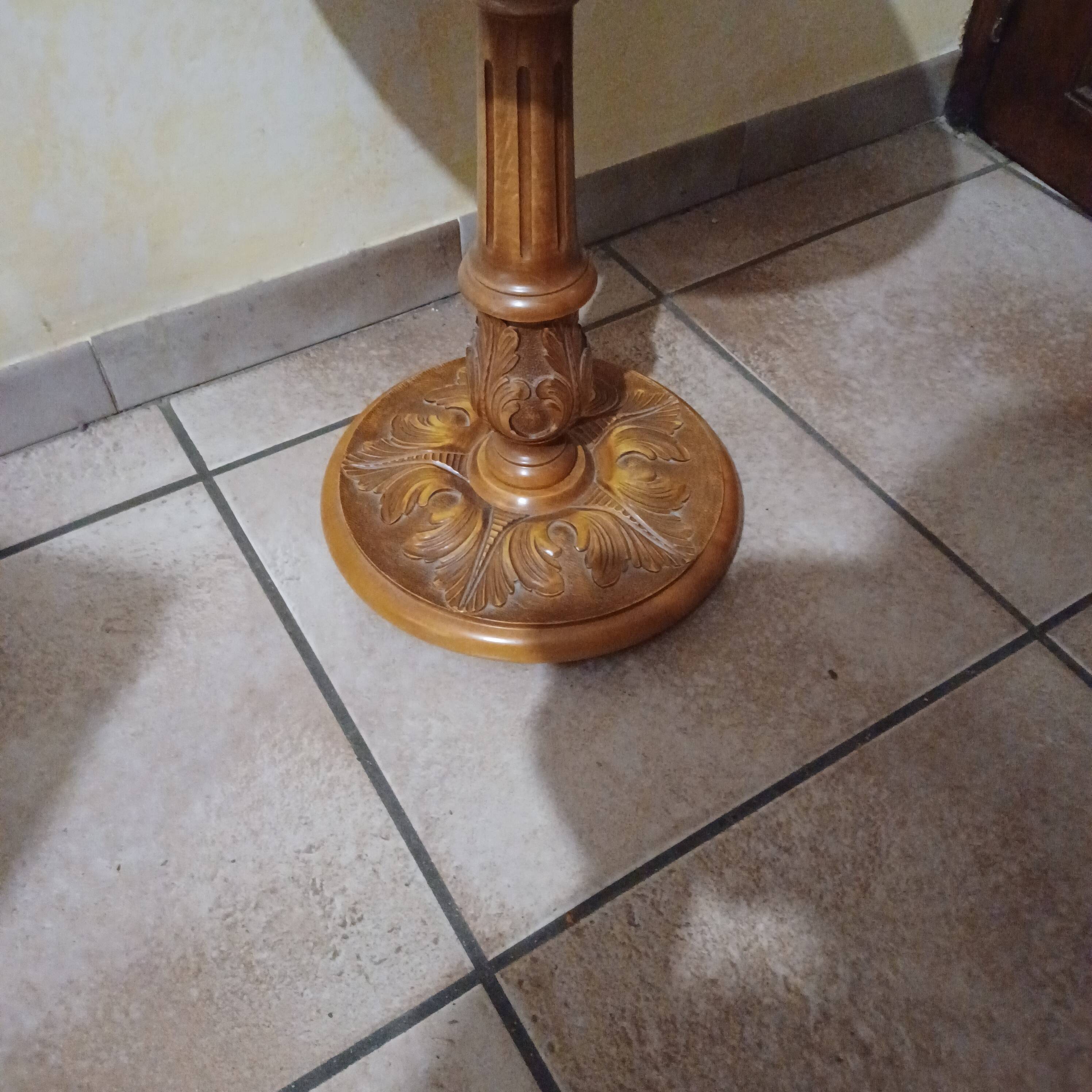 Guéridon, table d'appoint en bois suclpté