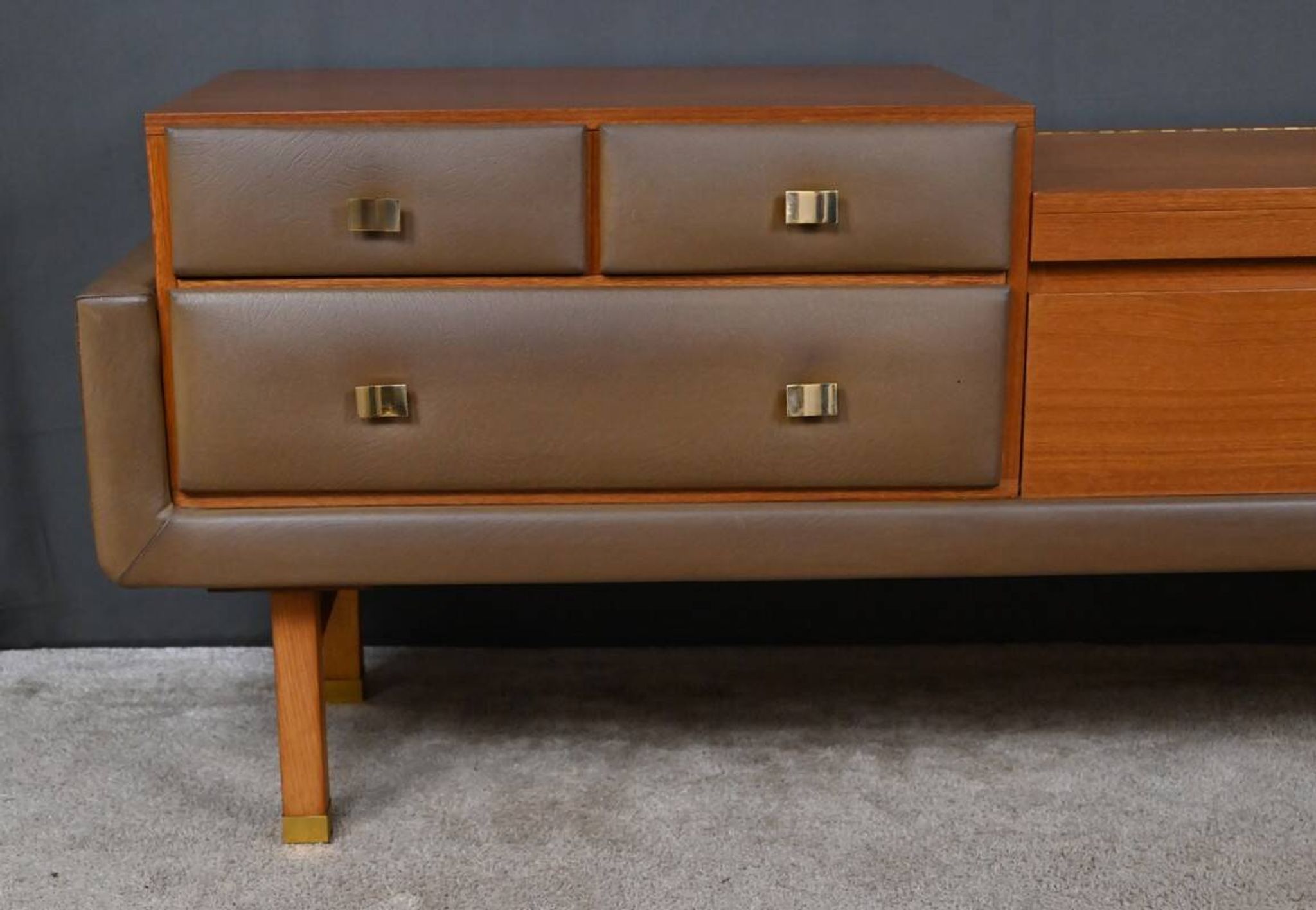 Teak and nubuck hairdresser, by R. Landault – 1970