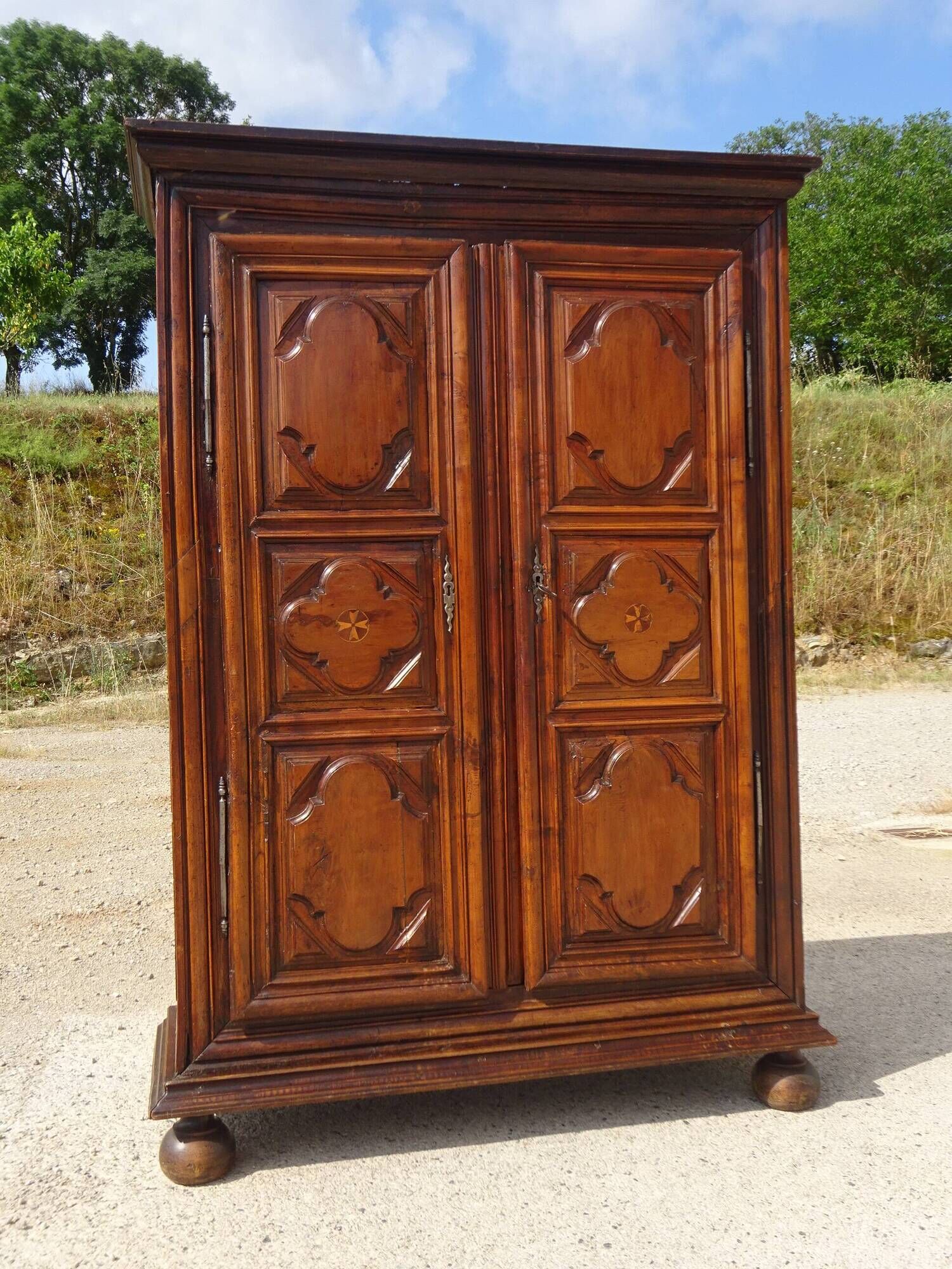 Ancienne armoire Louis XIII en noyer massif