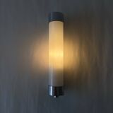 Lampe applique tube opaline et laiton chromé