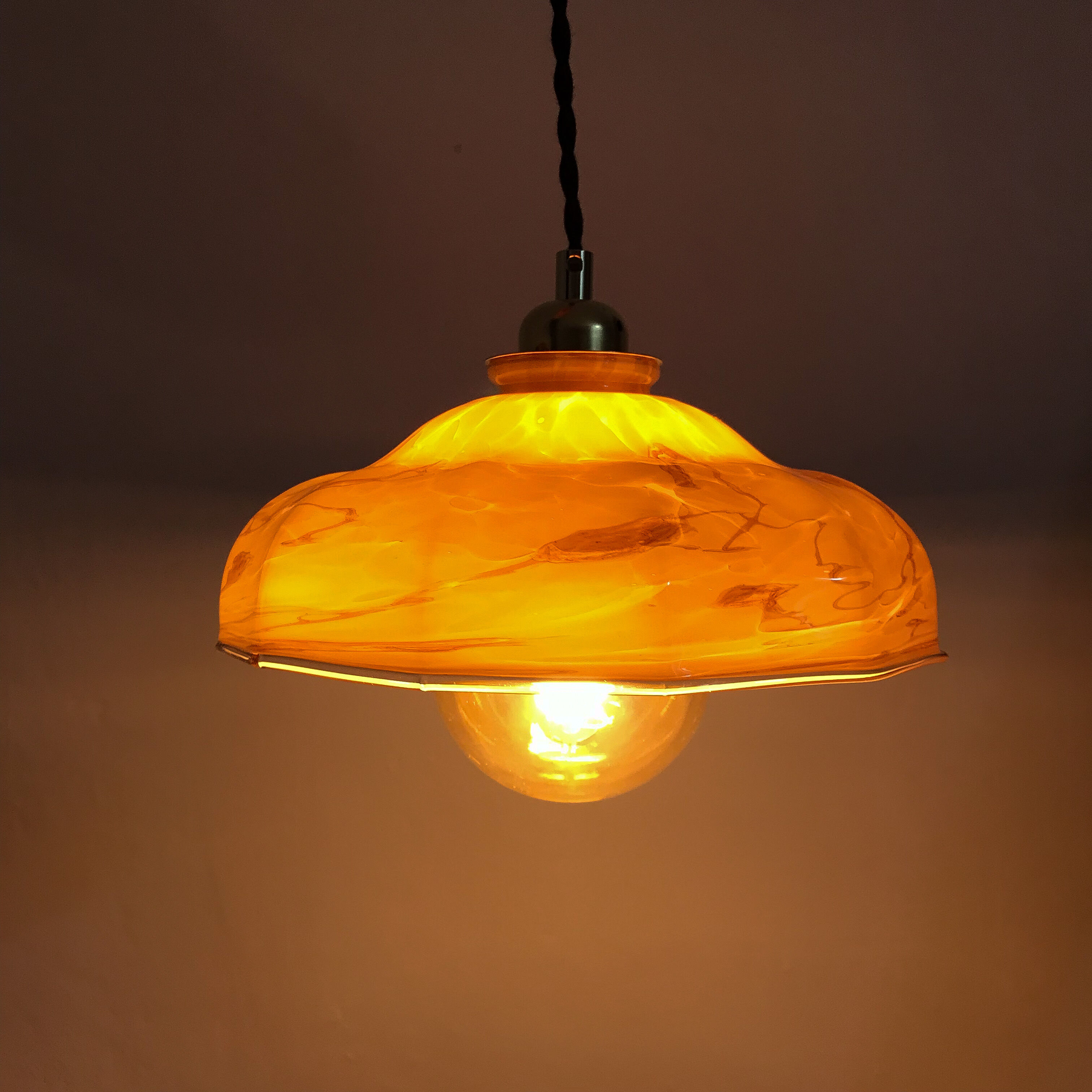 Marbled opaline suspension