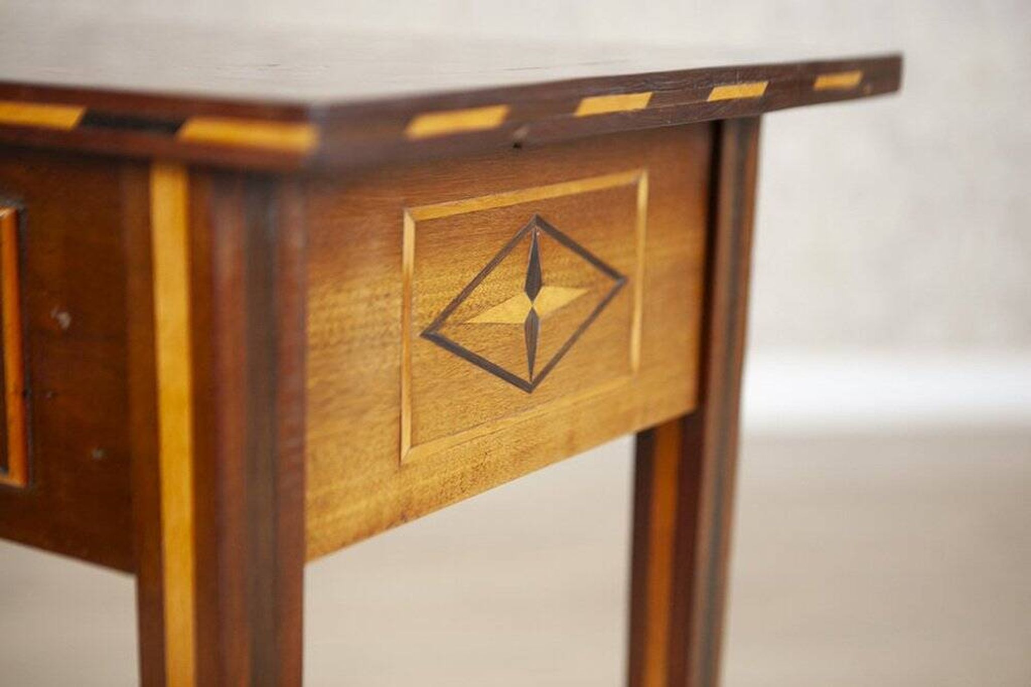 Table d'appoint incrustée du 19ème siècle