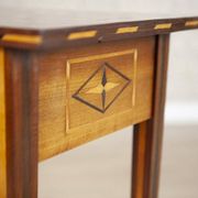 Table d'appoint incrustée du 19ème siècle