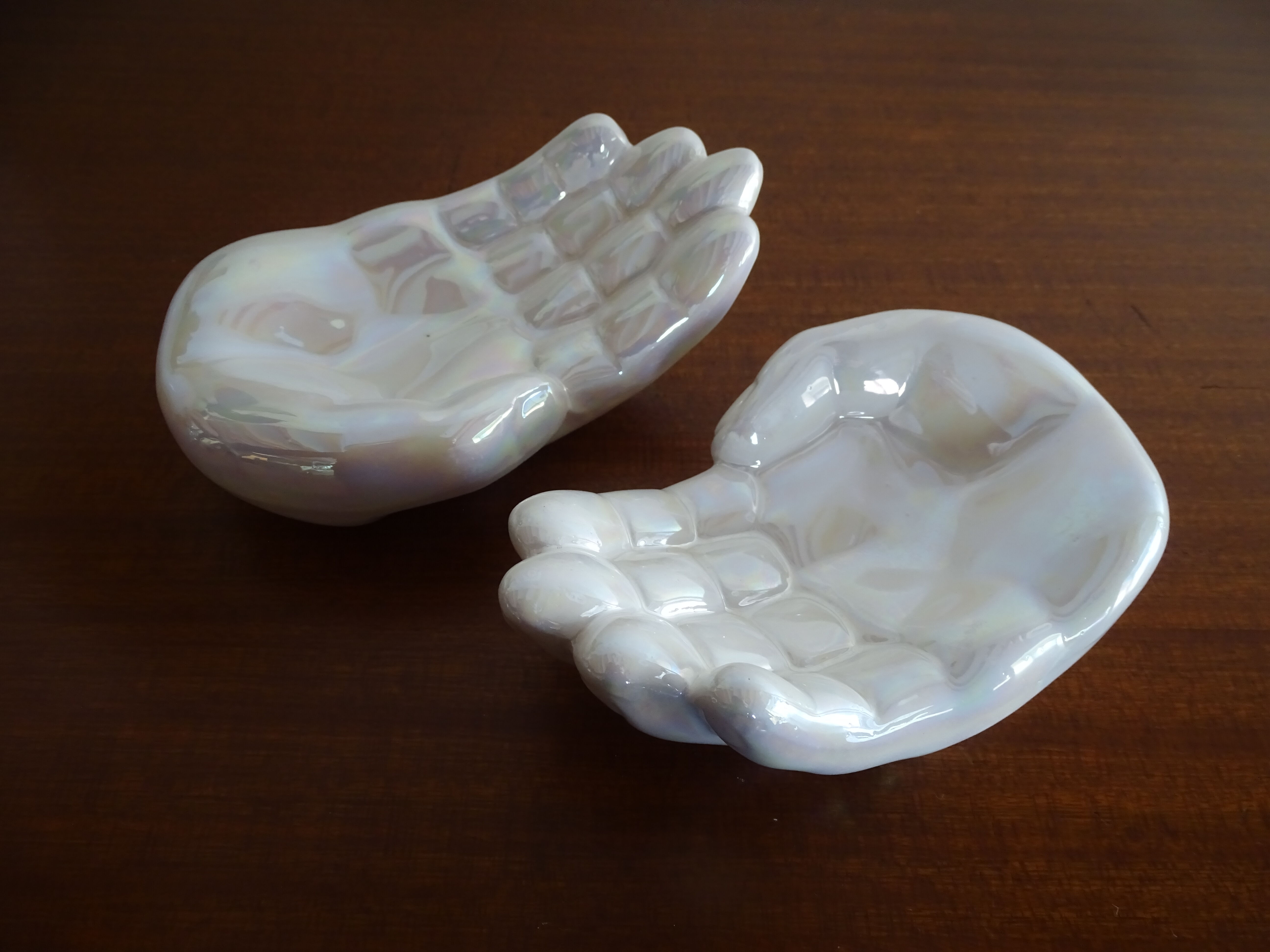 Pair of empty iridescent hand pockets in vintage ceramic 1960