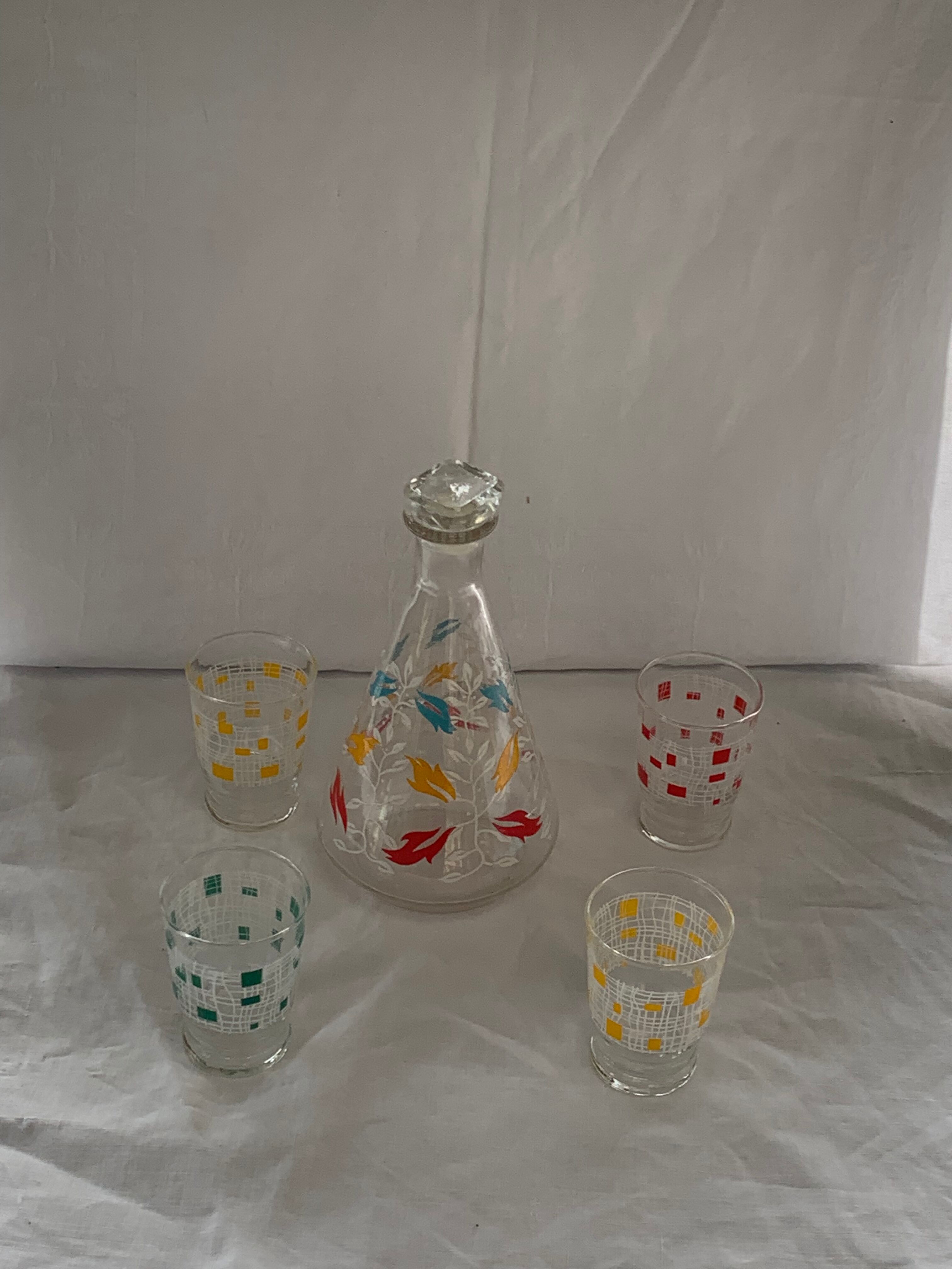 Carafe and 4 glasses with design and vintage patterns 1950/60