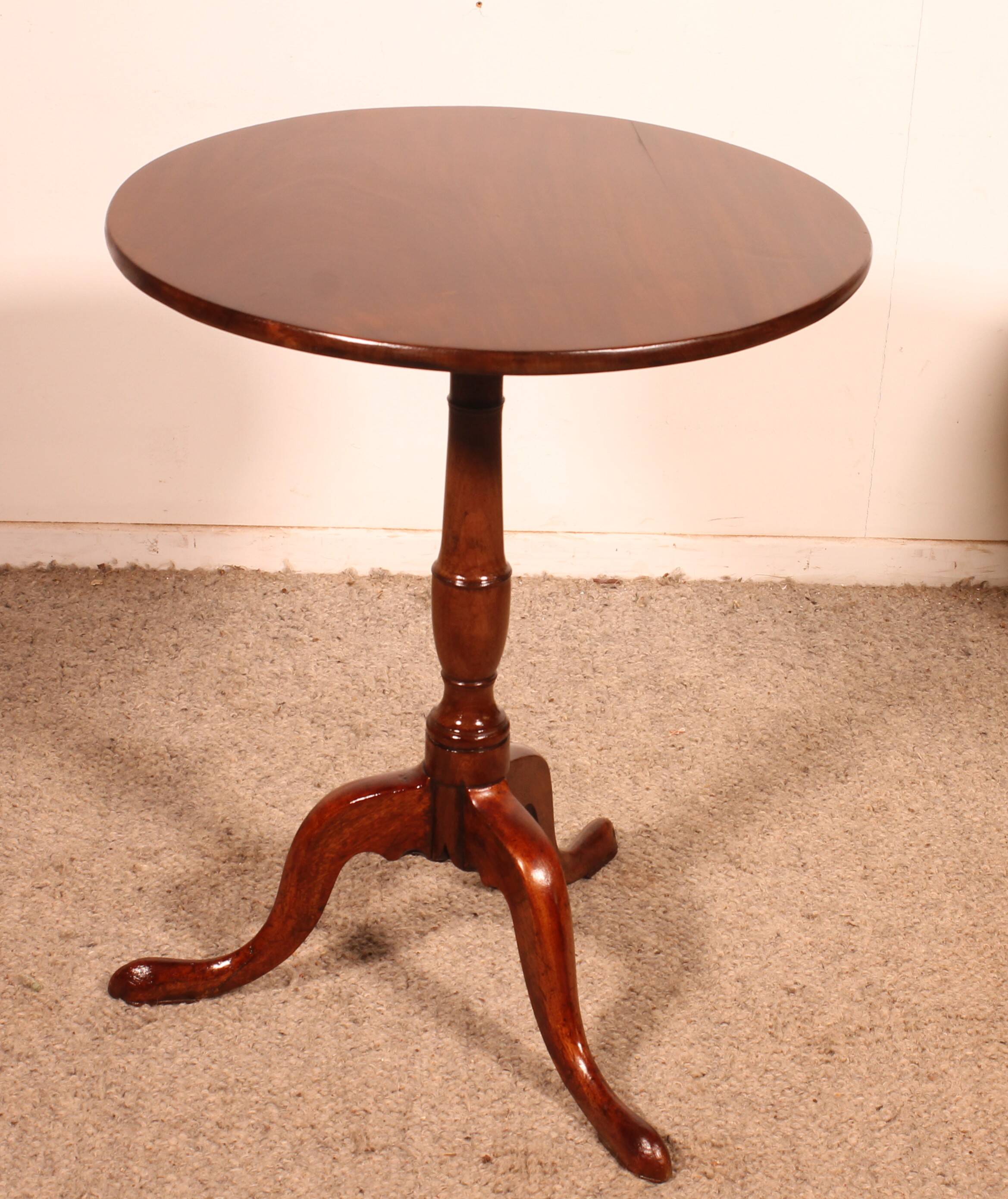 Small guéridon called tea table in mahogany from the early 19th century.