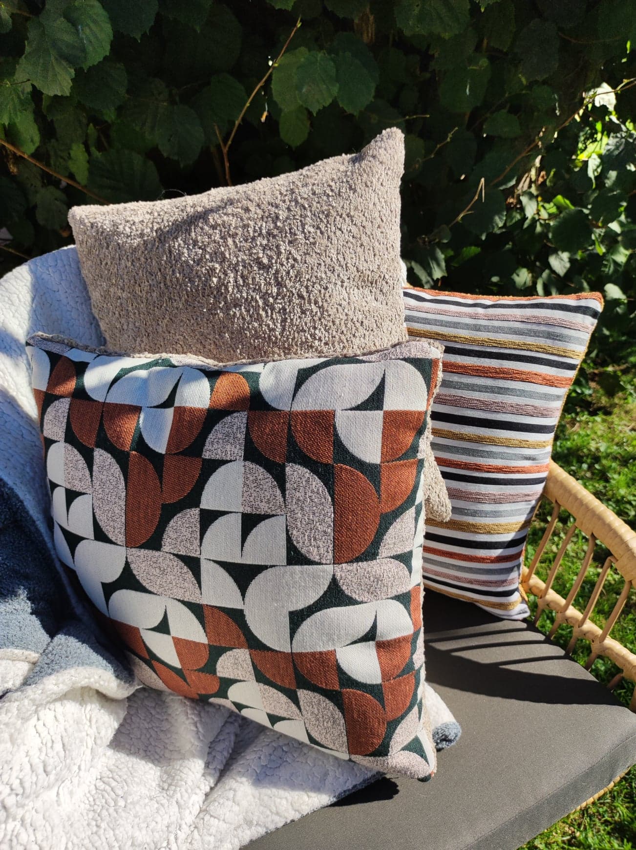 Coussin Jacquard à rayures et bouclettes