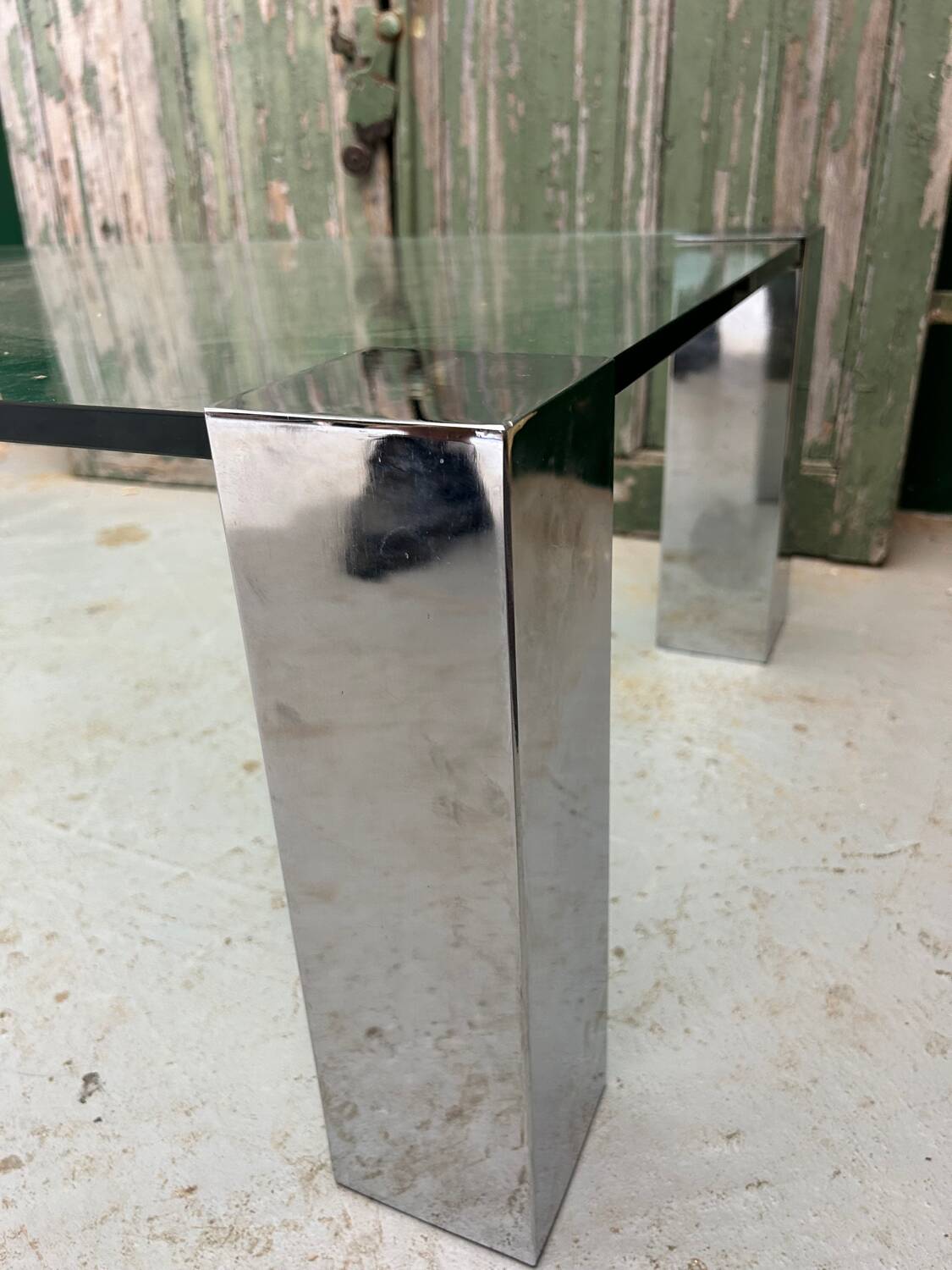 Table basse vintage moderniste en verre et chrome