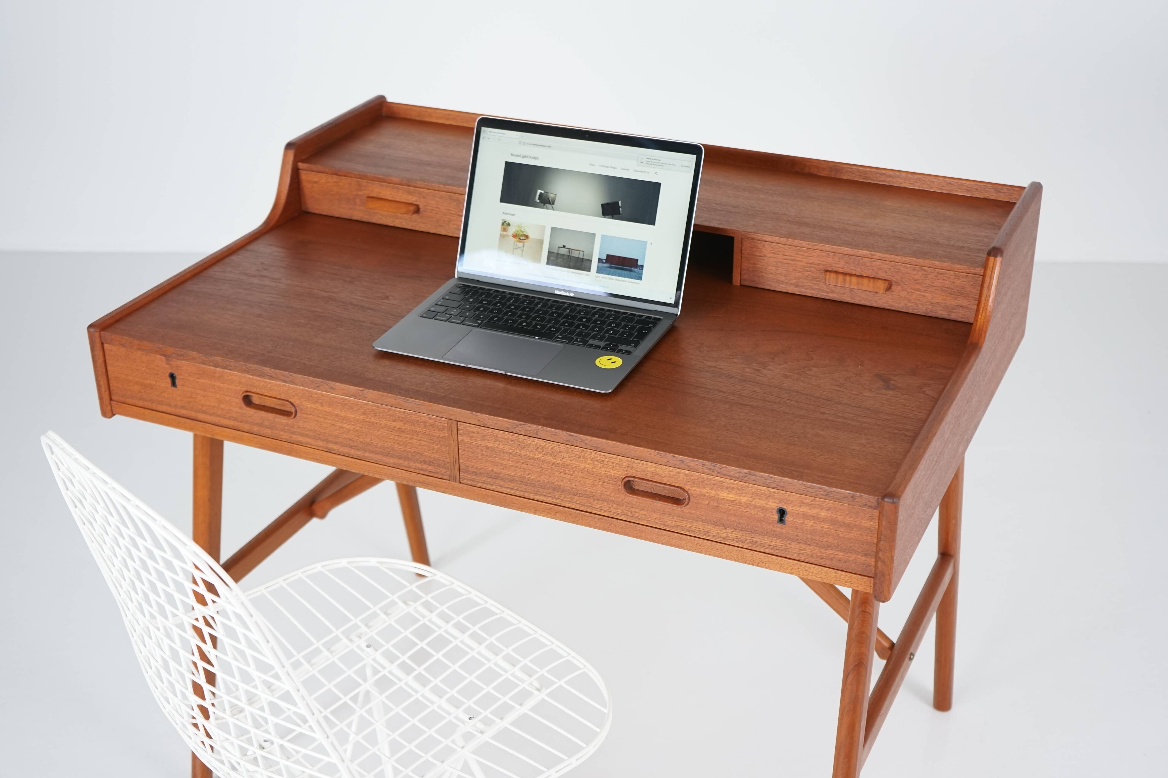 Danish teak desk, Model 64, by Arne Wahl Iversen for Vinde Møbelfabrik, 196